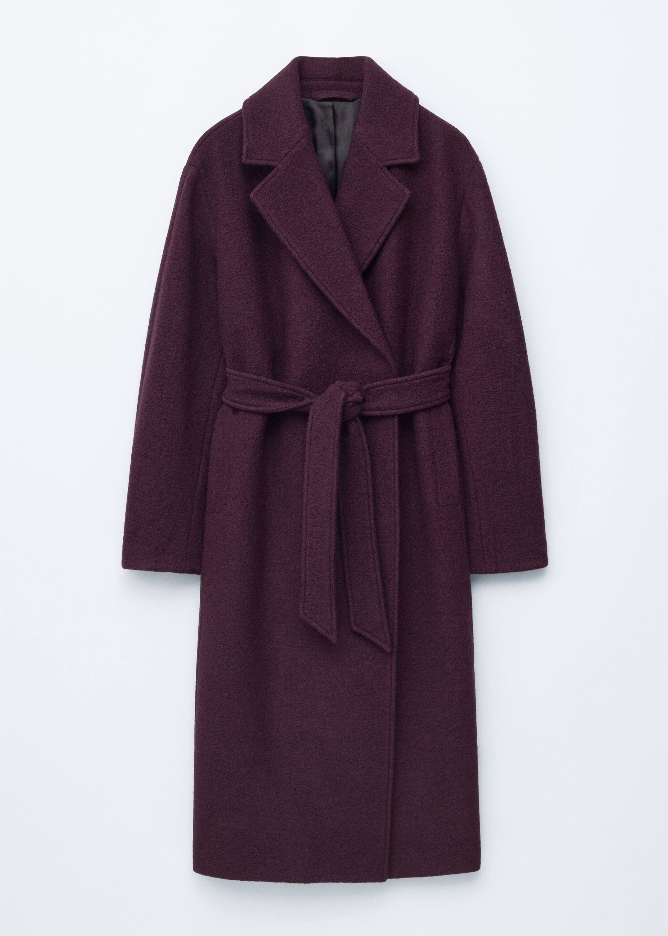 Agrandir l'image: Un manteau en laine volumineux de couleur violet foncé se présente comme un modèle FRONTAL, avec un revers superposé et une ceinture ton sur ton à nouer soi-même qui cintre la taille.
