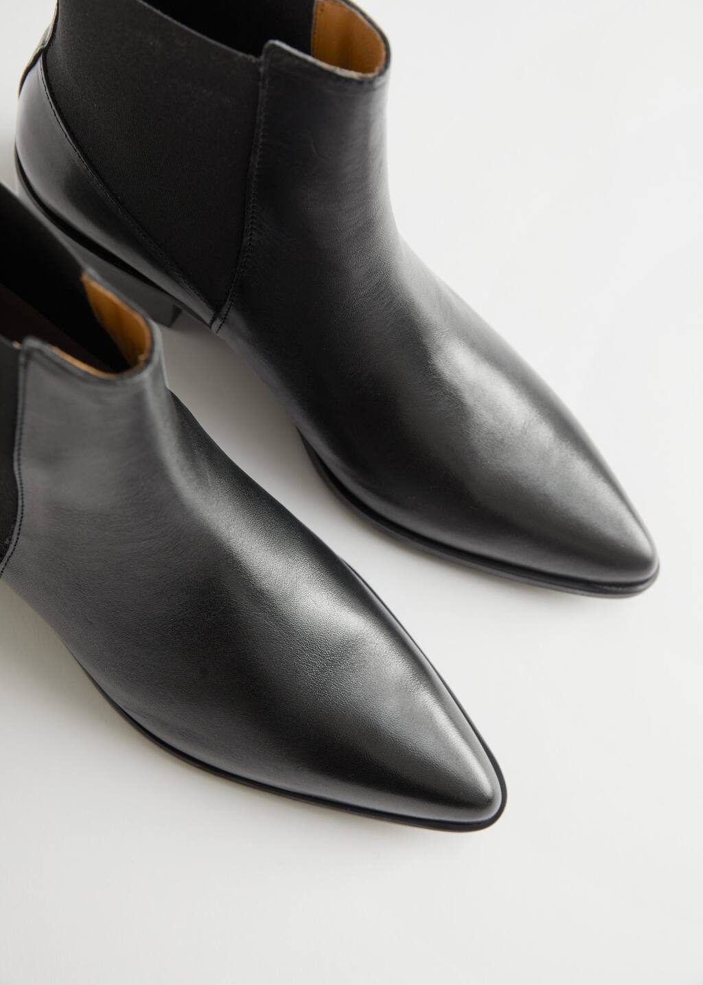 Chelsea Leather Boots - {{variantName}} - Detalle descriptivo