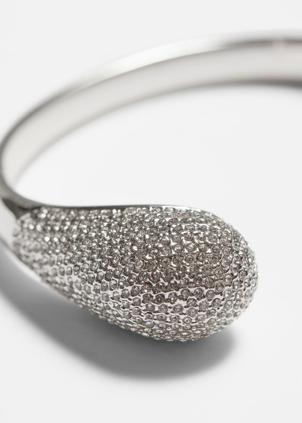 Brazalete con cristales incrustados - {{variantName}} - Detalle descriptivo