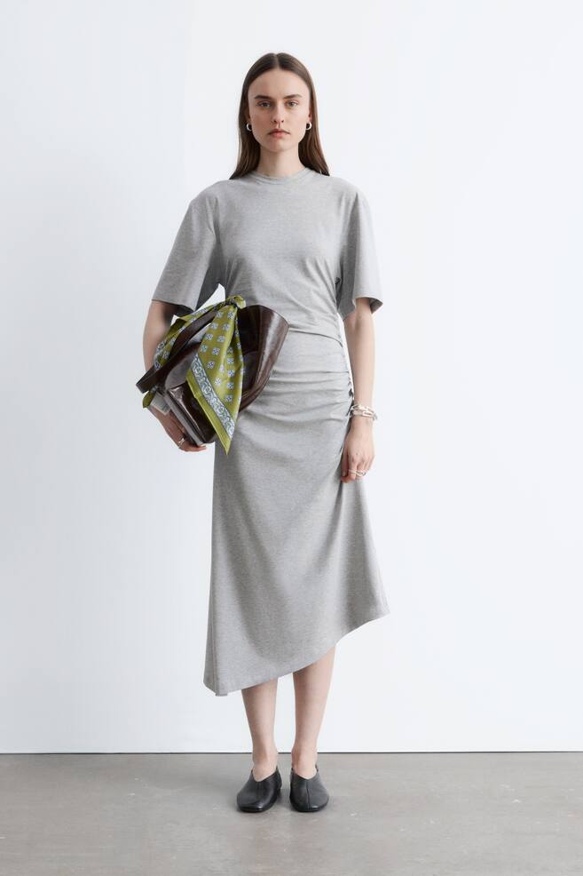 Asymmetrisches T-Shirt-Kleid in Midilänge - Hellgrau - 1
