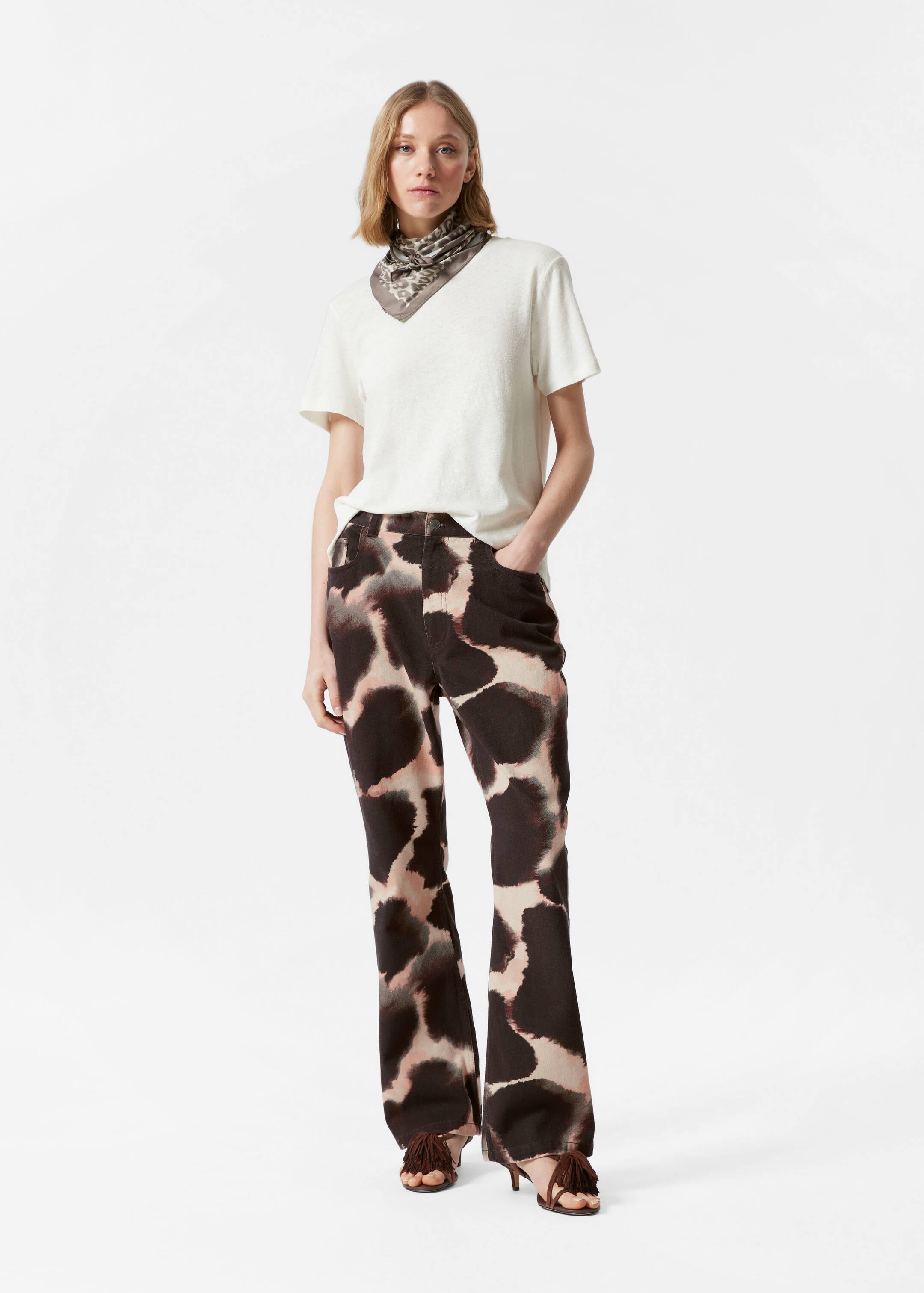 Visa större bild: T-shirt i linneblandning - Vit - DAM | H&M SE 2