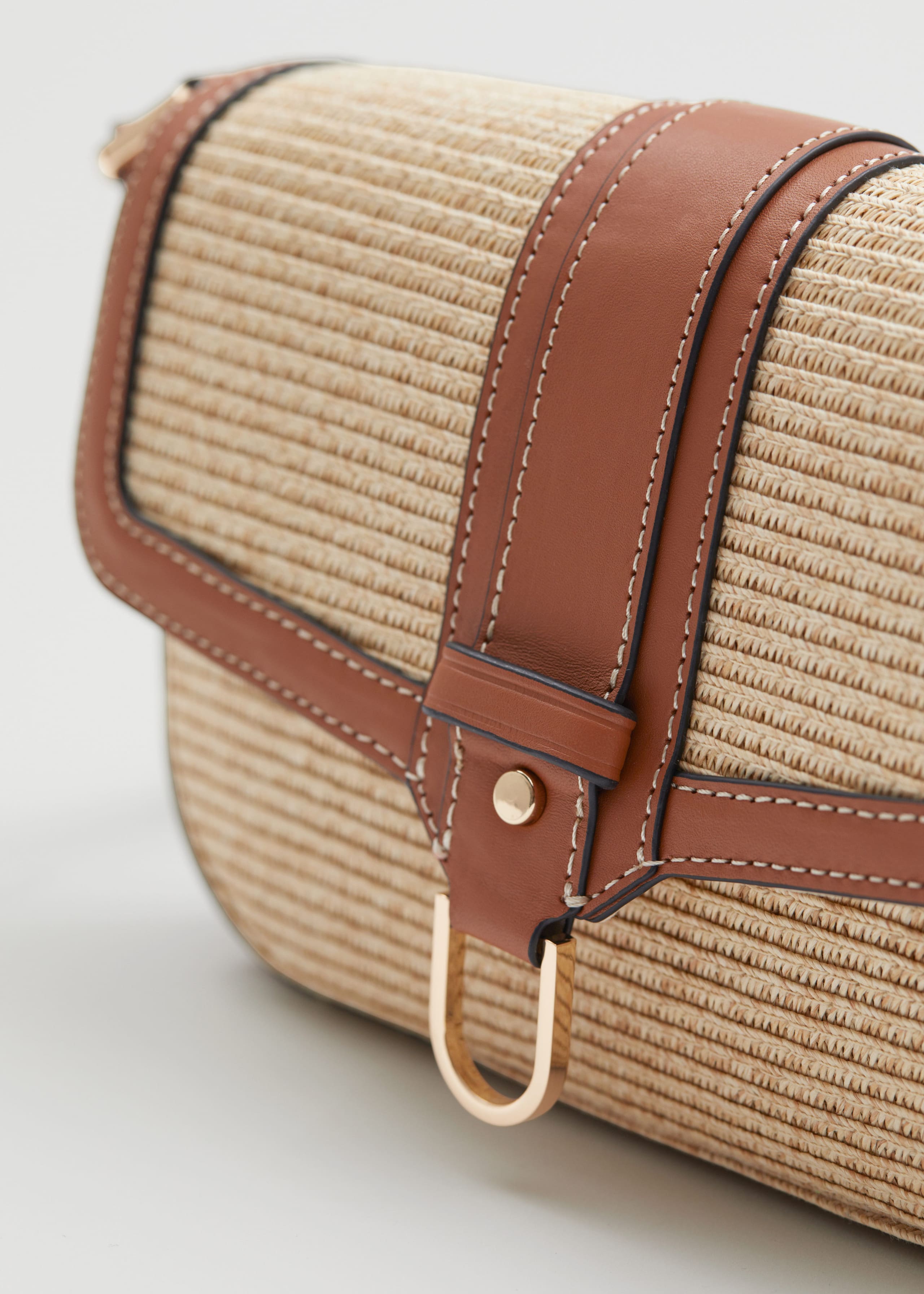 Strohtasche mit Lederbesatz - {{variantName}} - Beschreibendes Detail