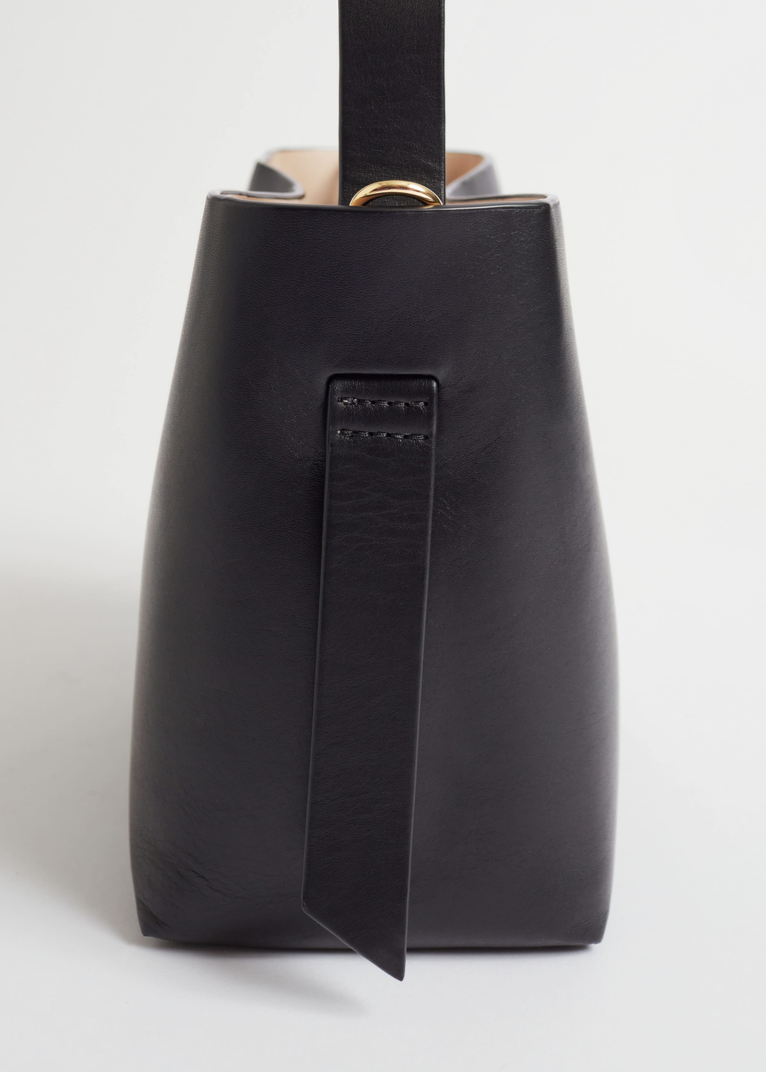 DoubleStrapLeatherBucketBag - {{variantName}} - Descrizione dettagliata