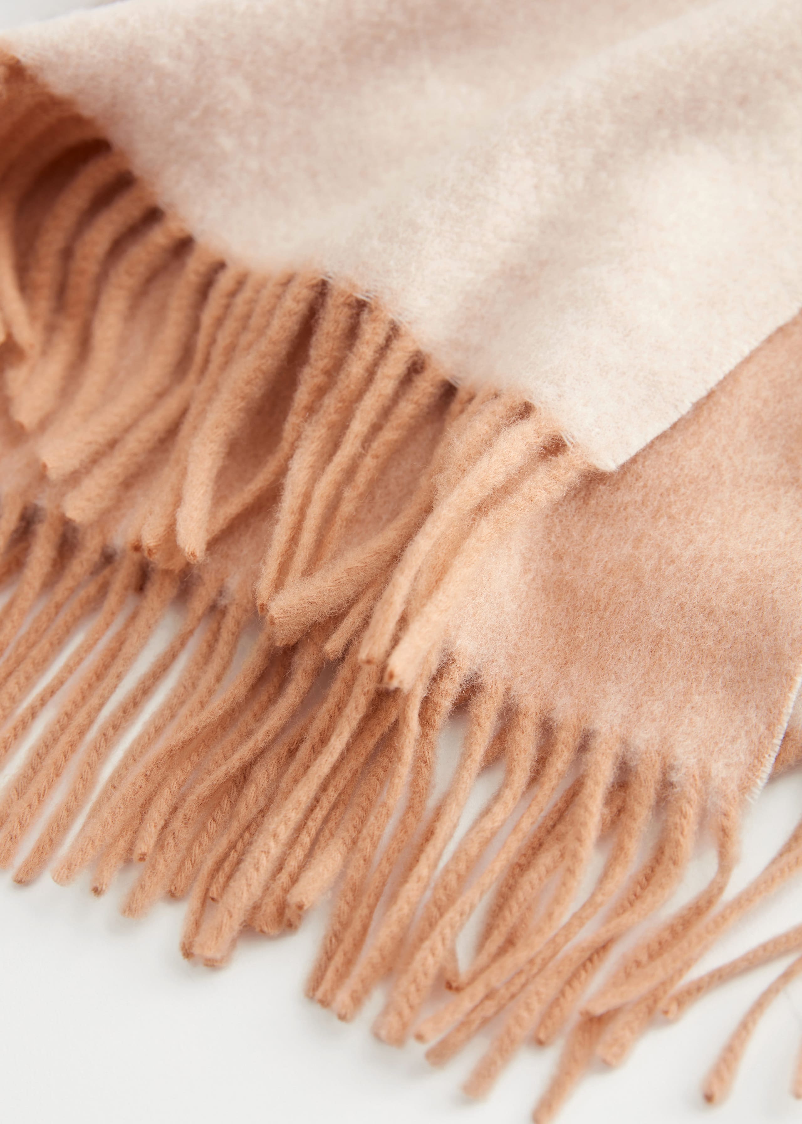 Sciarpa in stile coperta in lana con frange - {{variantName}} - Descrizione dettagliata