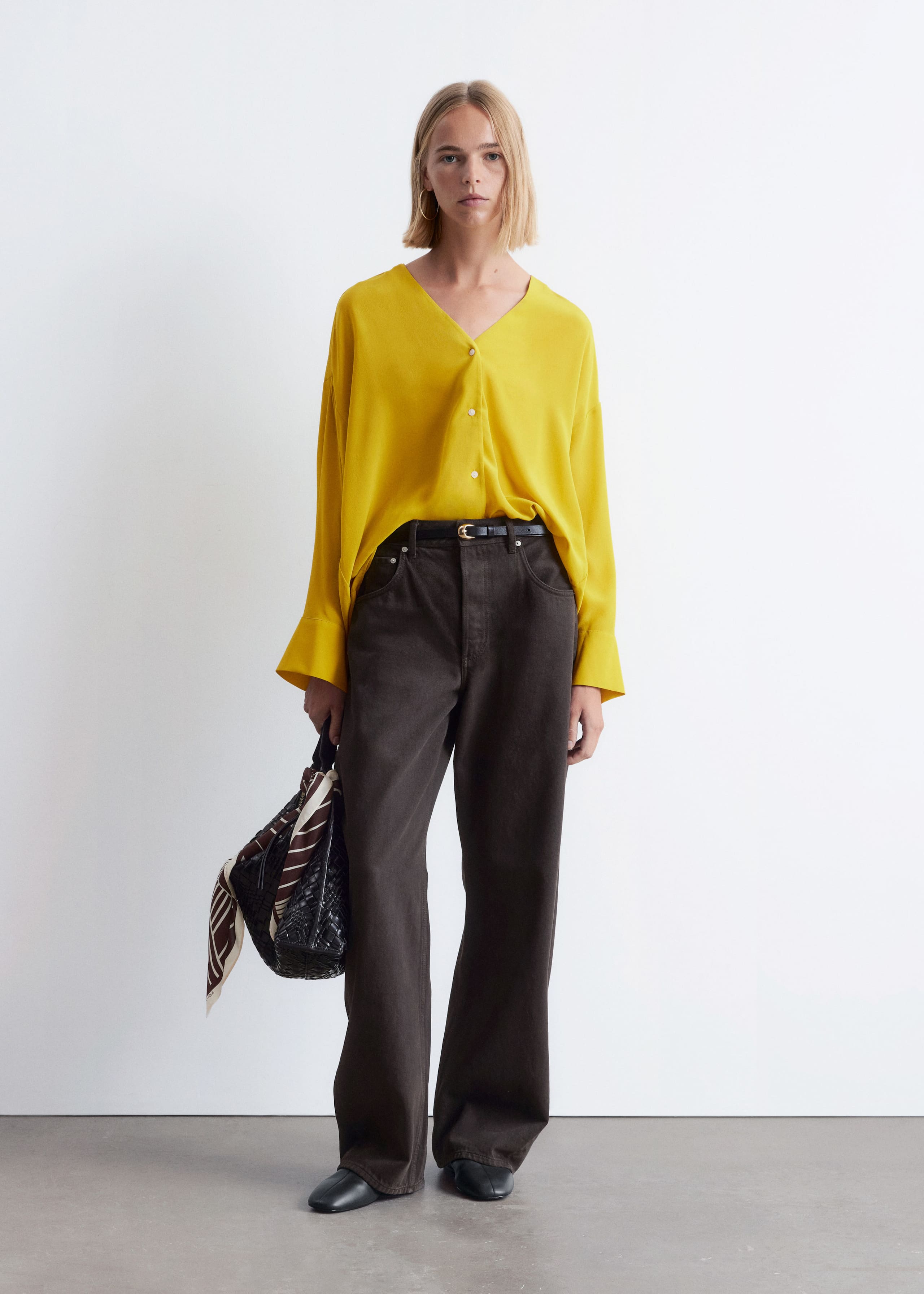 Image of Oversized-Seidenbluse mit V-Ausschnitt