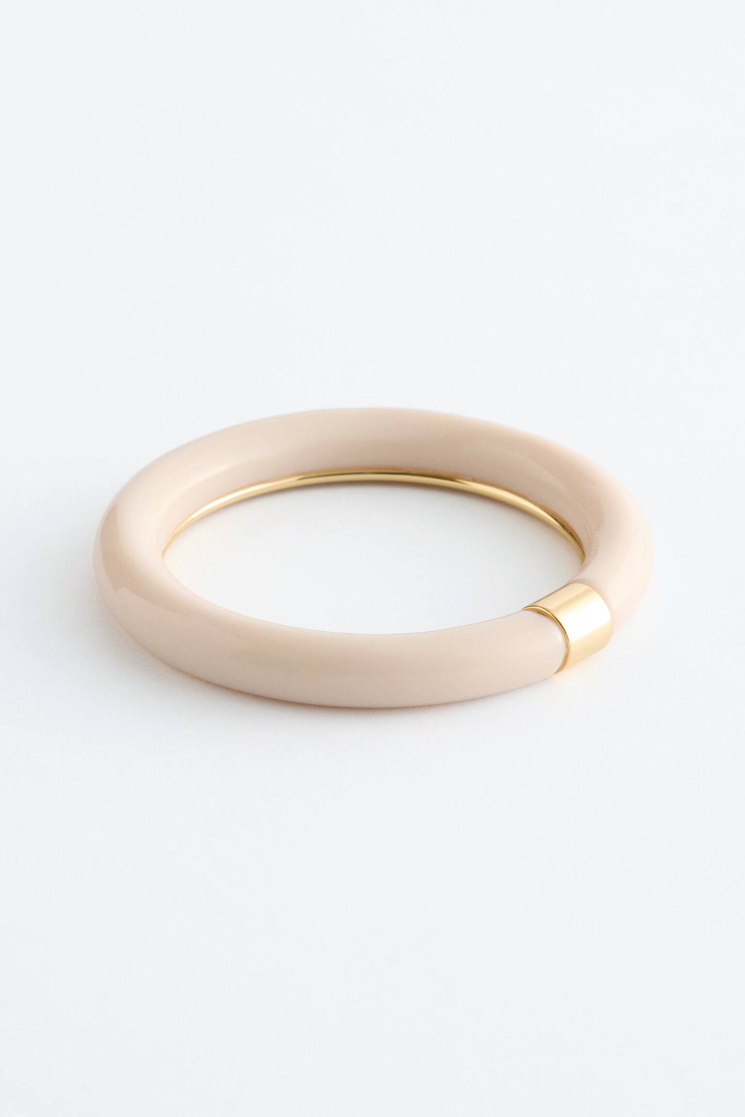 Brazalete de resina con contraste metálico - Blanco roto/Dorado/Rojo/Dorado/Azul/Dorado/Negro/Dorado - 1