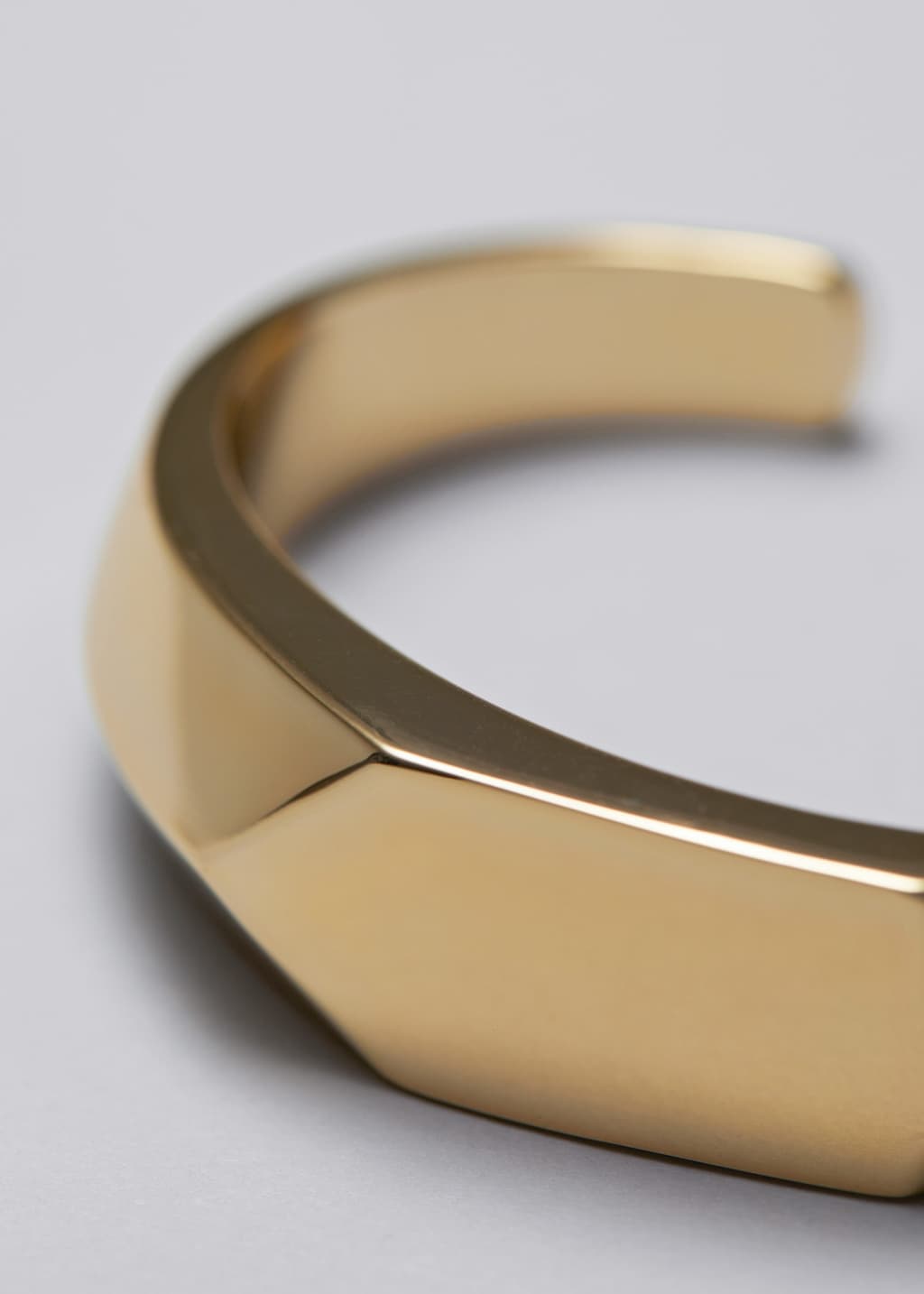 Brazalete abierto grueso - {{variantName}} - Detalle descriptivo