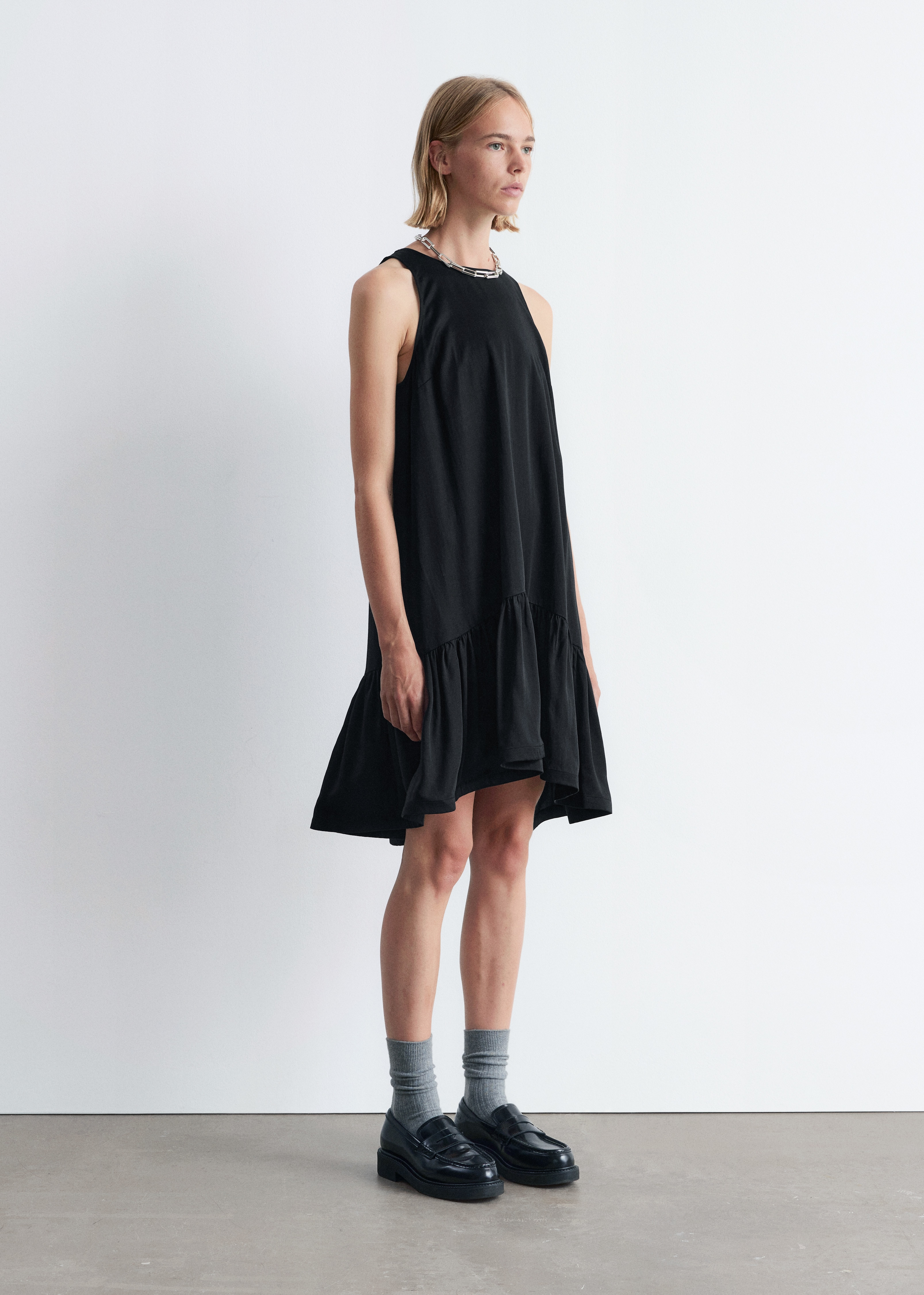 Mini šaty s volánikmi - Čierna/Nebeská modrá/Ružový vzor