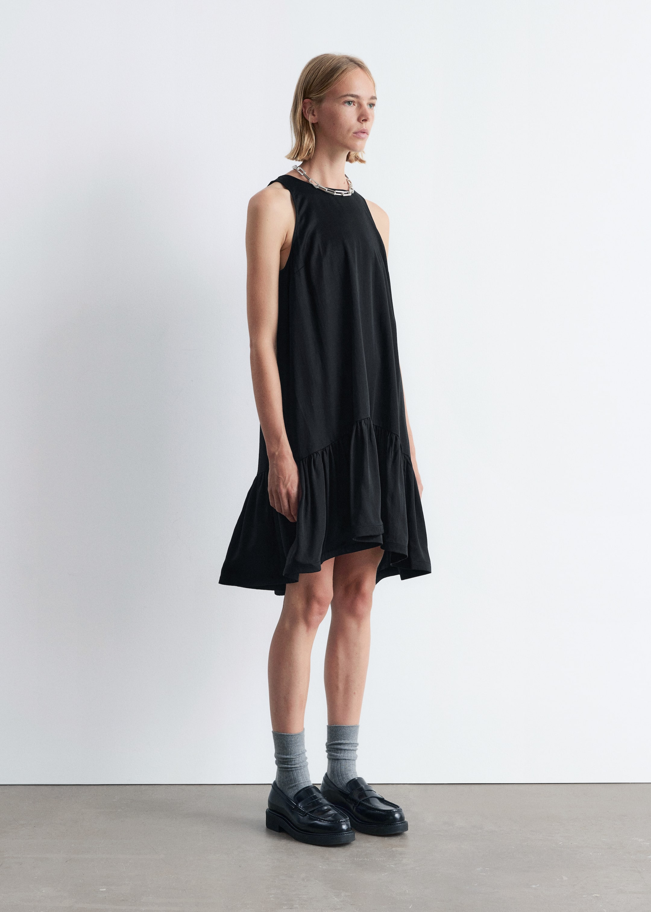 Grösseres Bild ansehen: Minikleid mit Rüschen - Schwarz - DAMEN | H&M CH 1