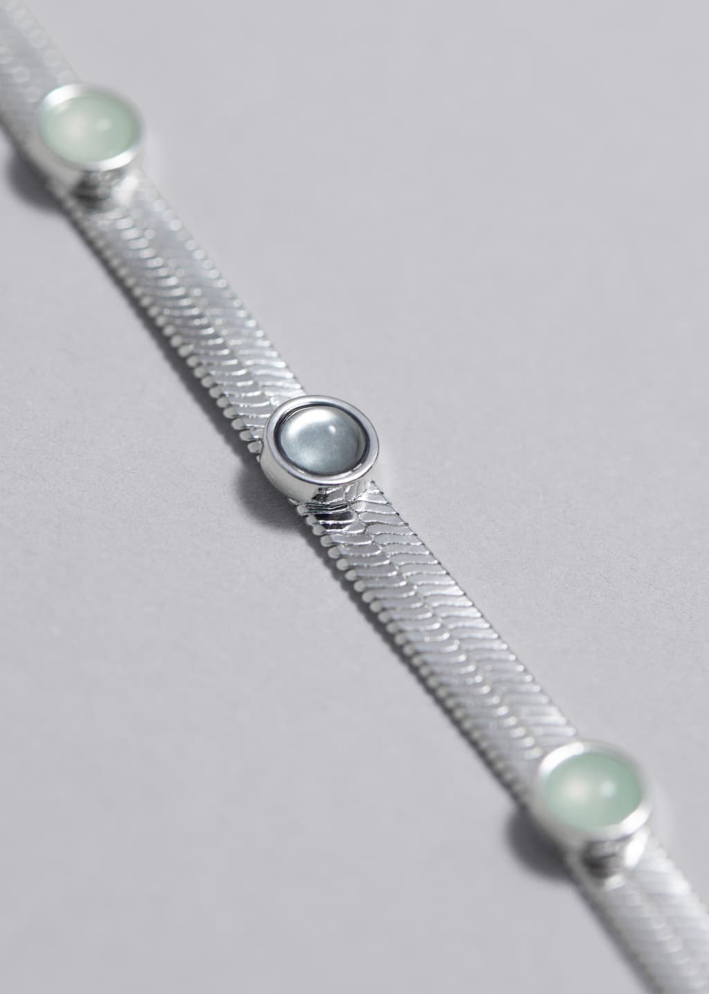 Pulsera de cadena adornada con piedras - {{variantName}} - Detalle descriptivo
