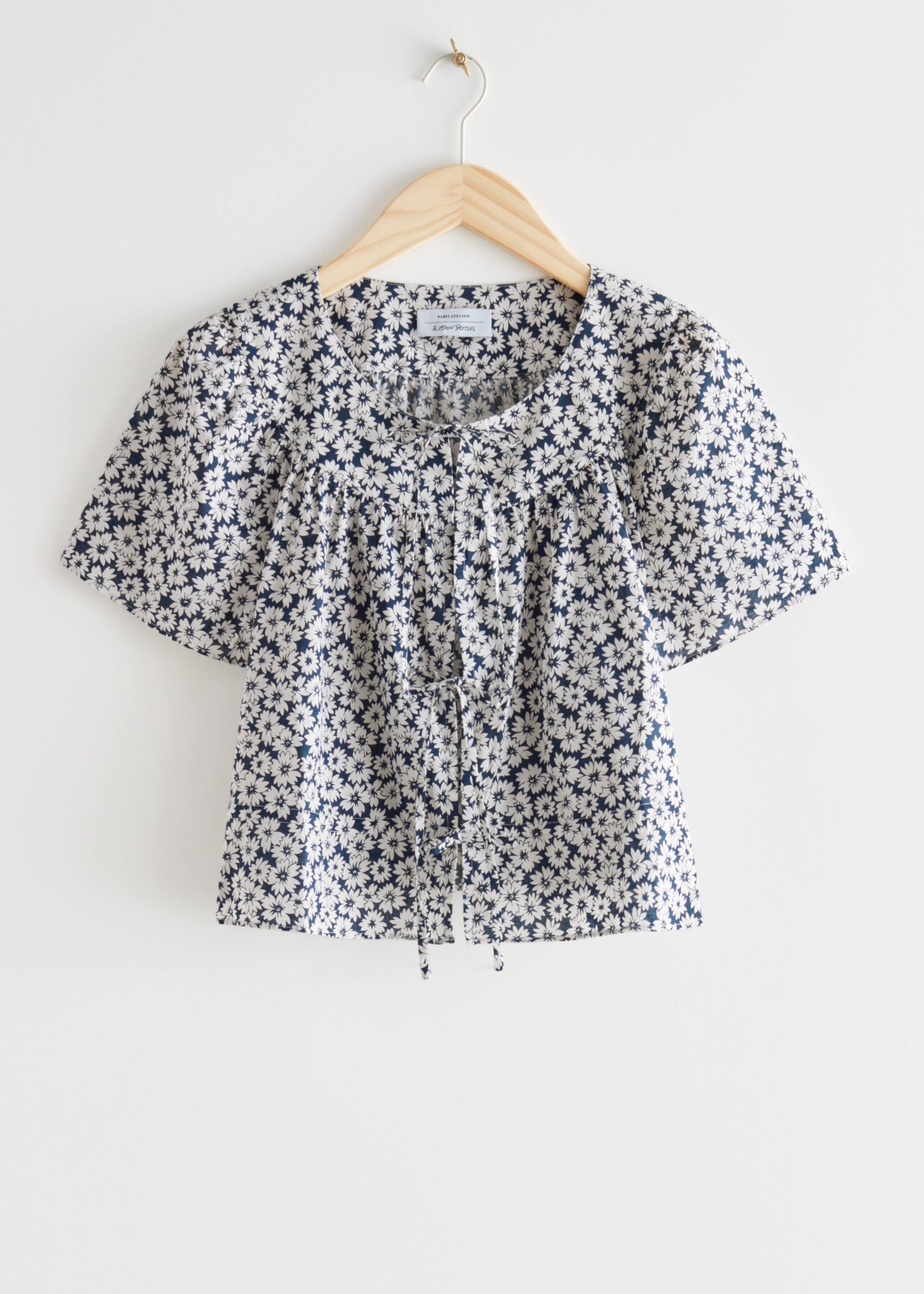 Short Sleeve Tie Blouse - Daisy Print - Natura morta