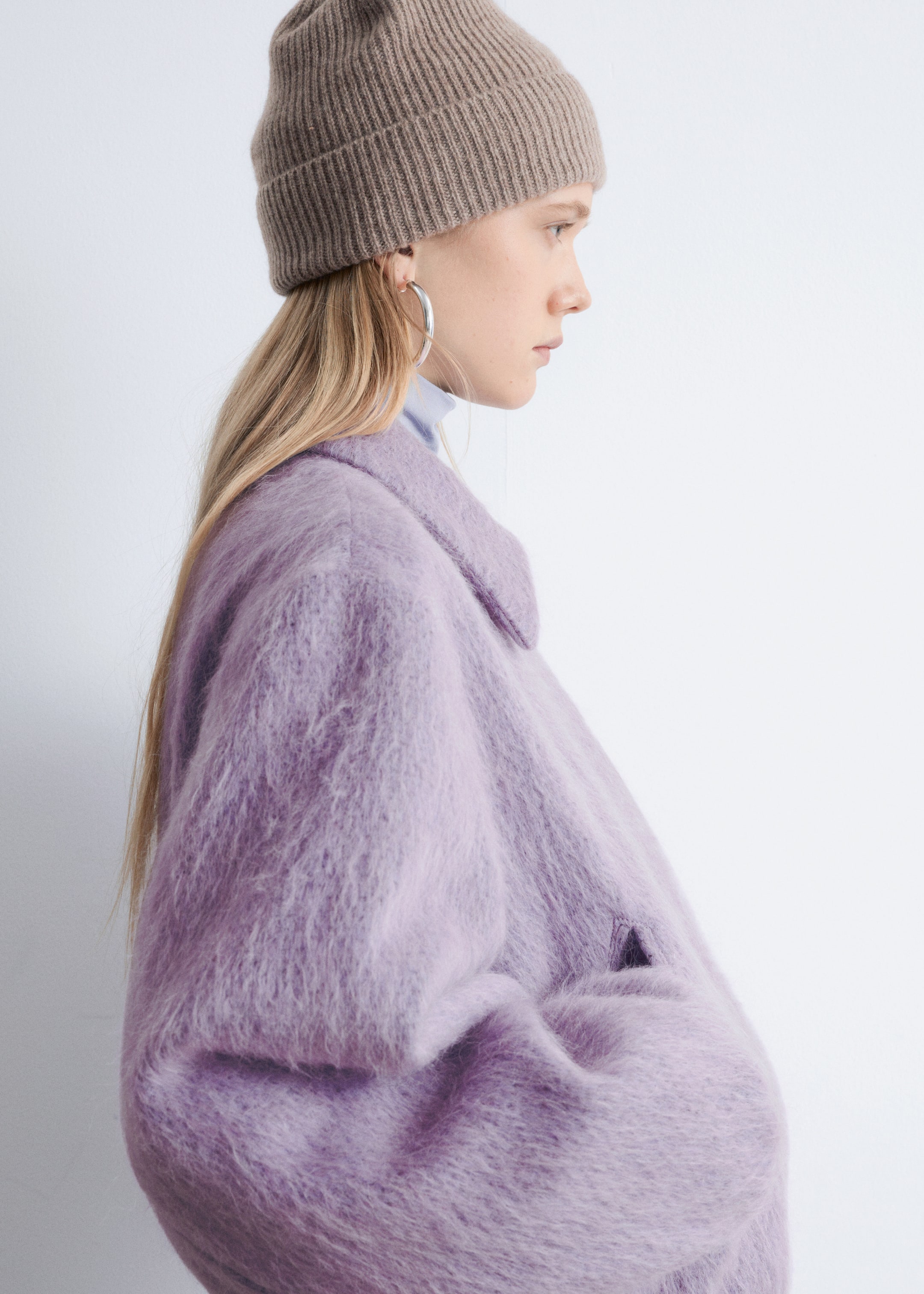 Agrandir l'image: Un bonnet en cachemire beige doux avec une finition côtelée et un revers est porté par le modèle. Le bonnet couvre la tête du modèle.