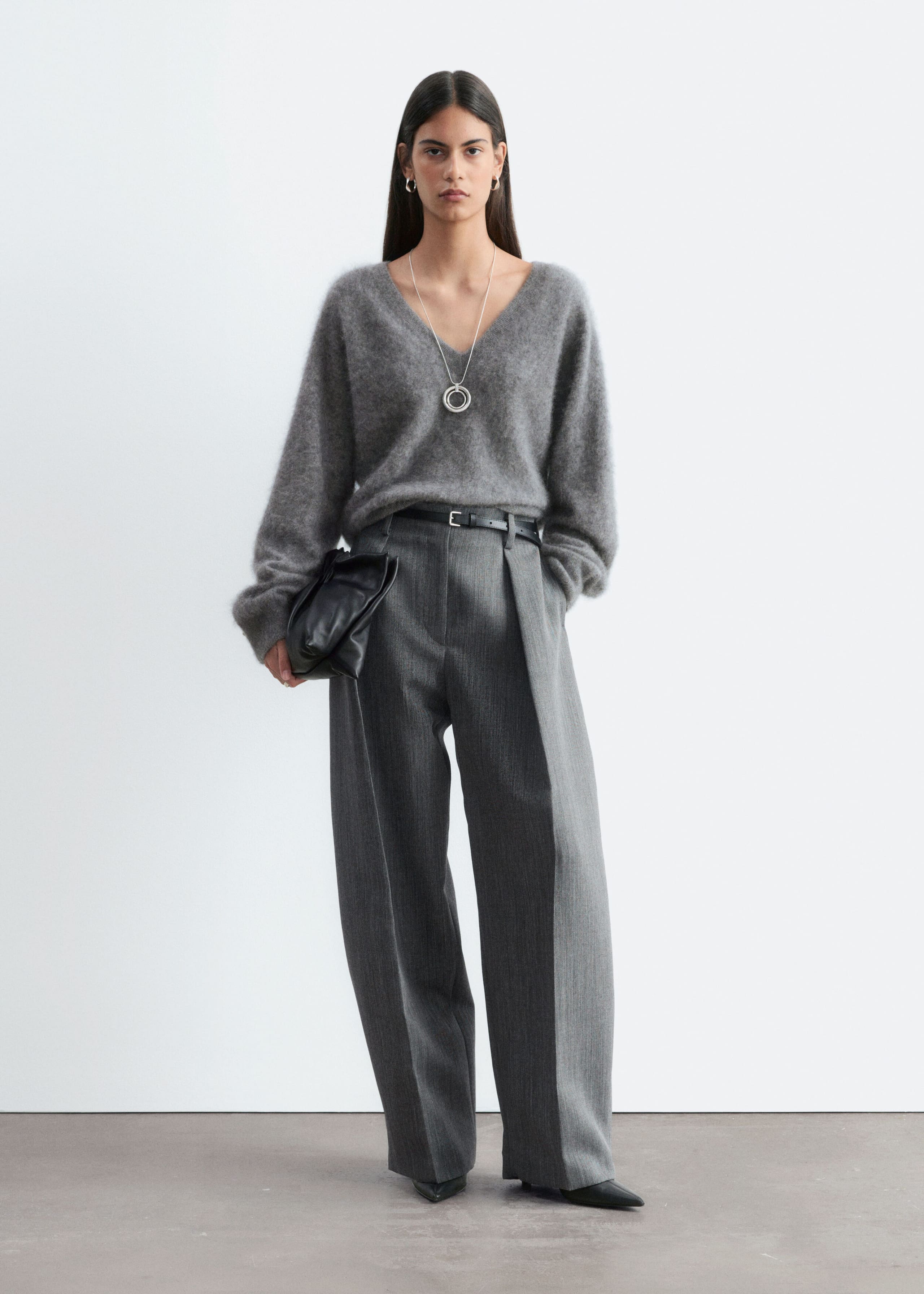 Borstad kashmirtröja med v-ringning – Grå – lookbook