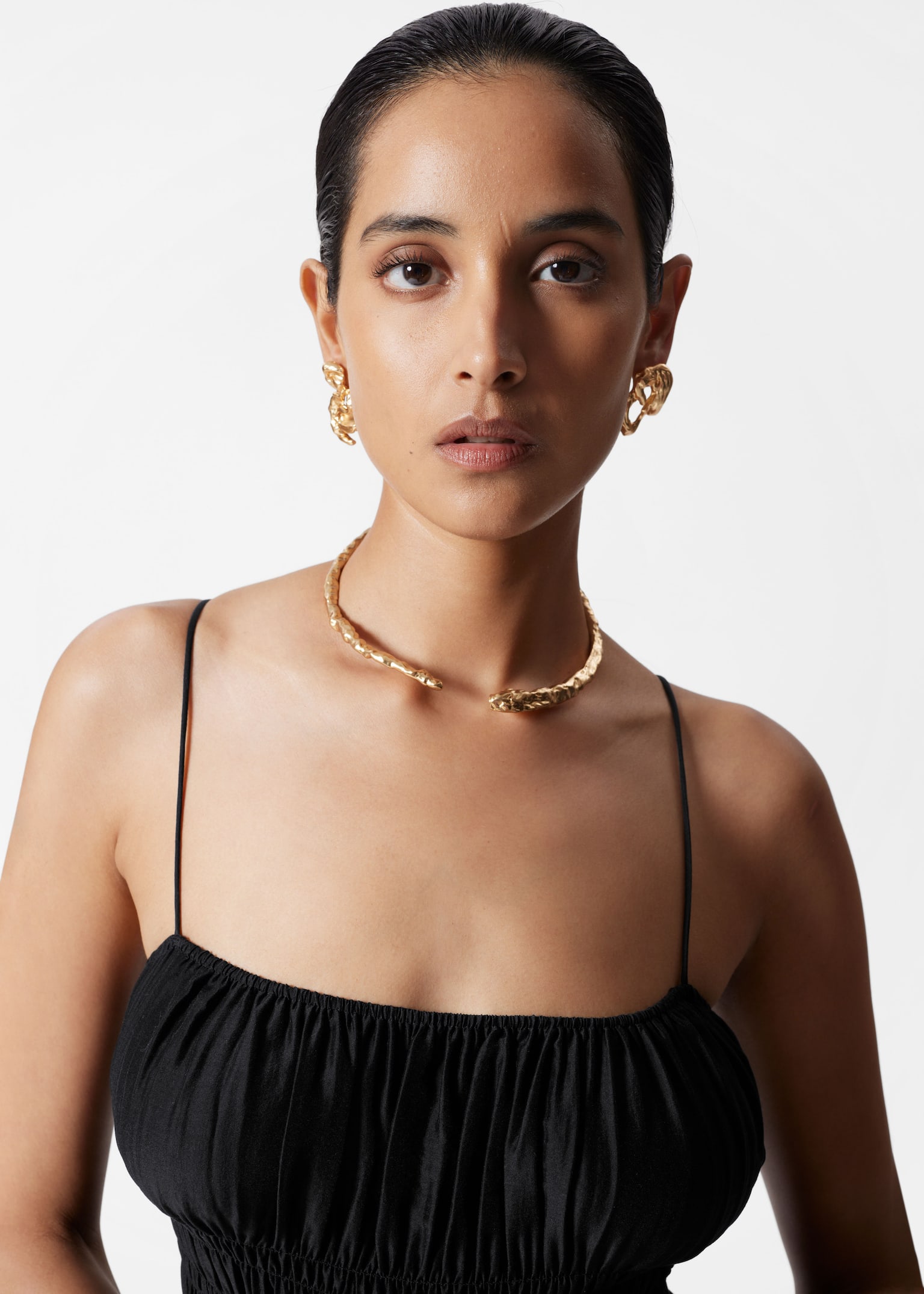 Rzeźbiony choker - Złoty