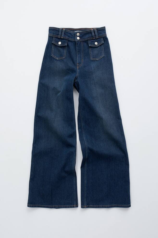 Ausgestellte Jeans mit Bügelfalten - Verwaschenes Mittelblau/Schwarz - 1