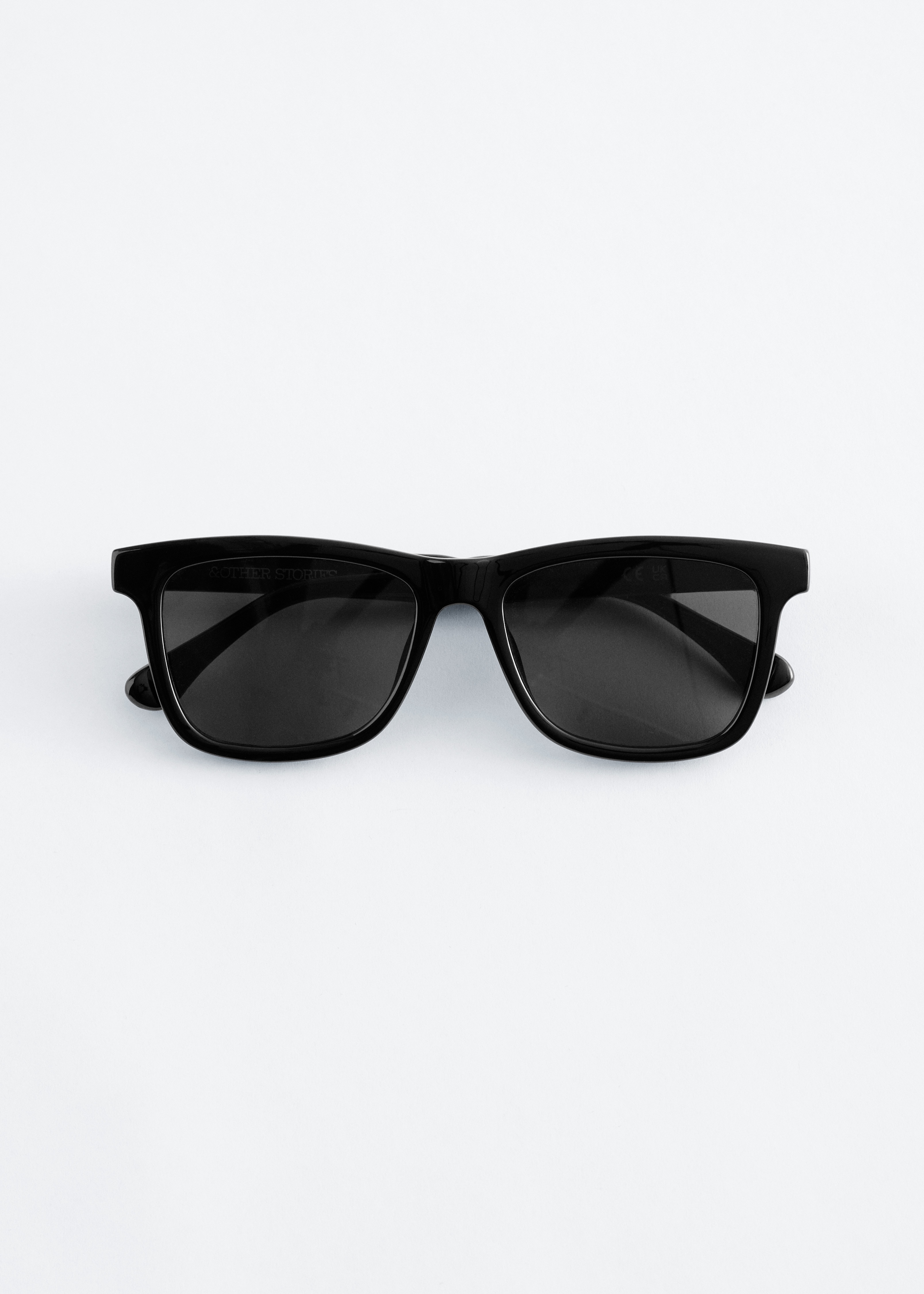 Et par solbriller med firkantet stel - Sort/Mørkerød/skildpaddemønster