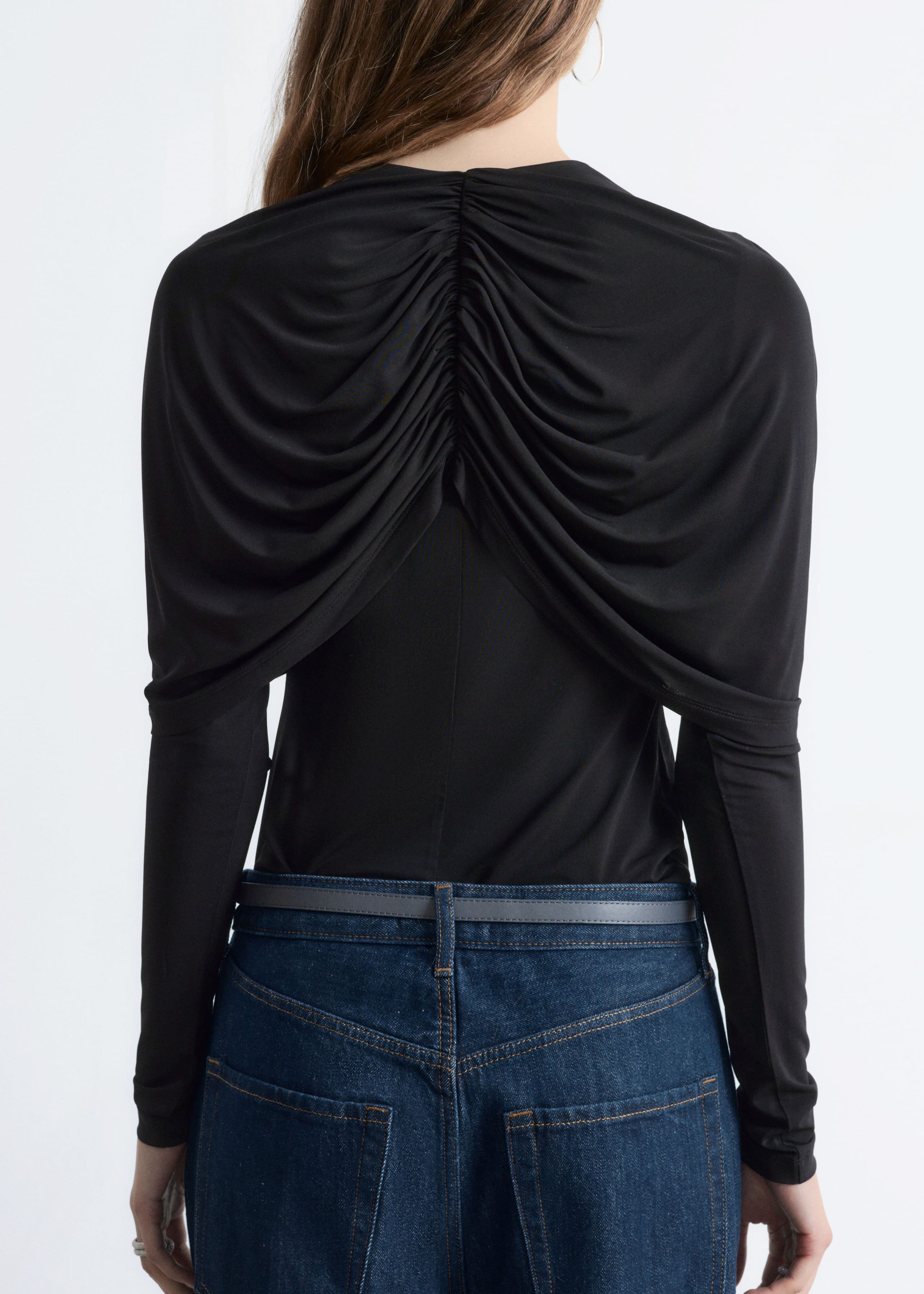 Image of Draperad topp med cape-detalj