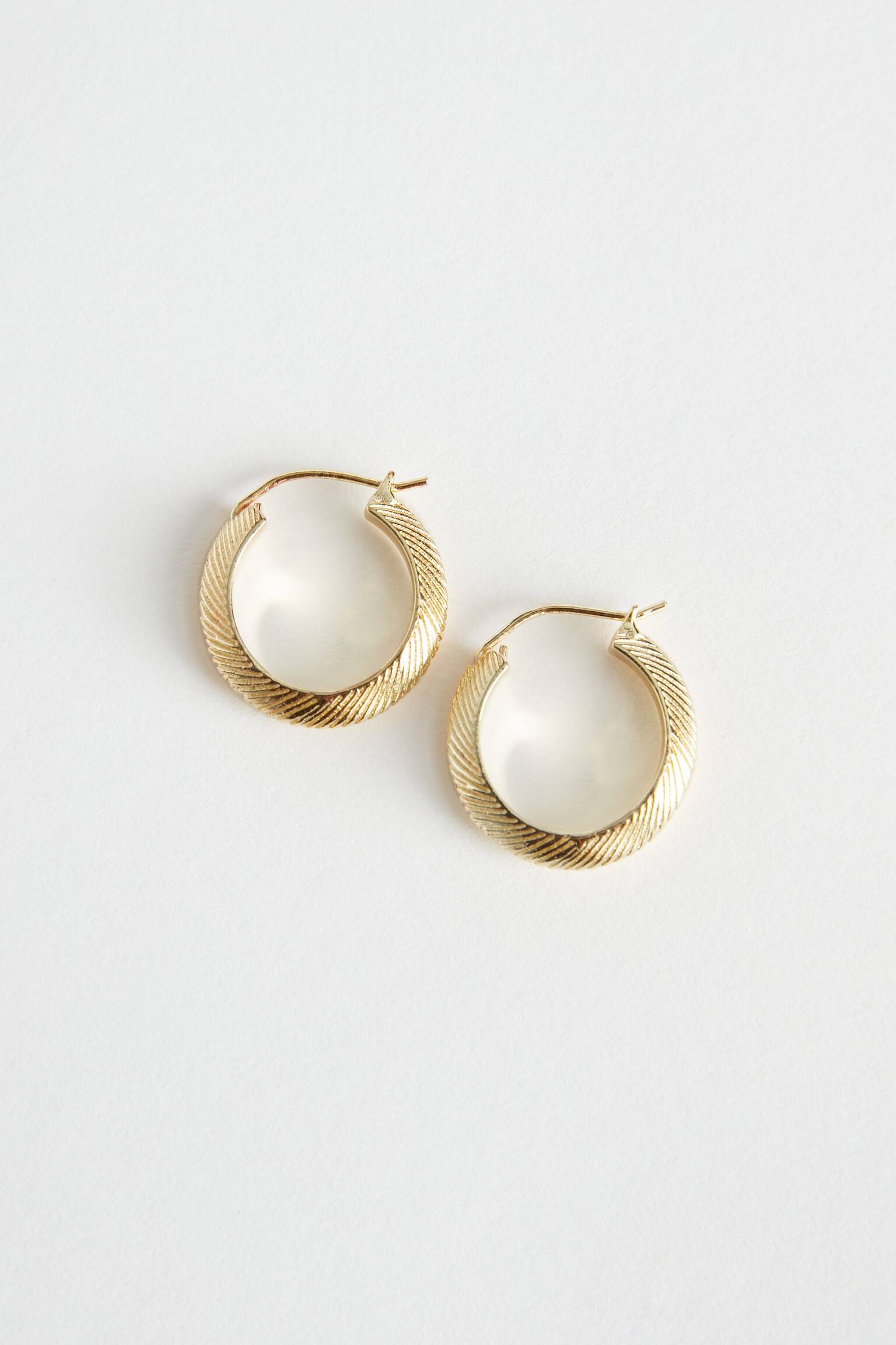 Eingekerbte Mini-Hoop-Ohrringe - Gold