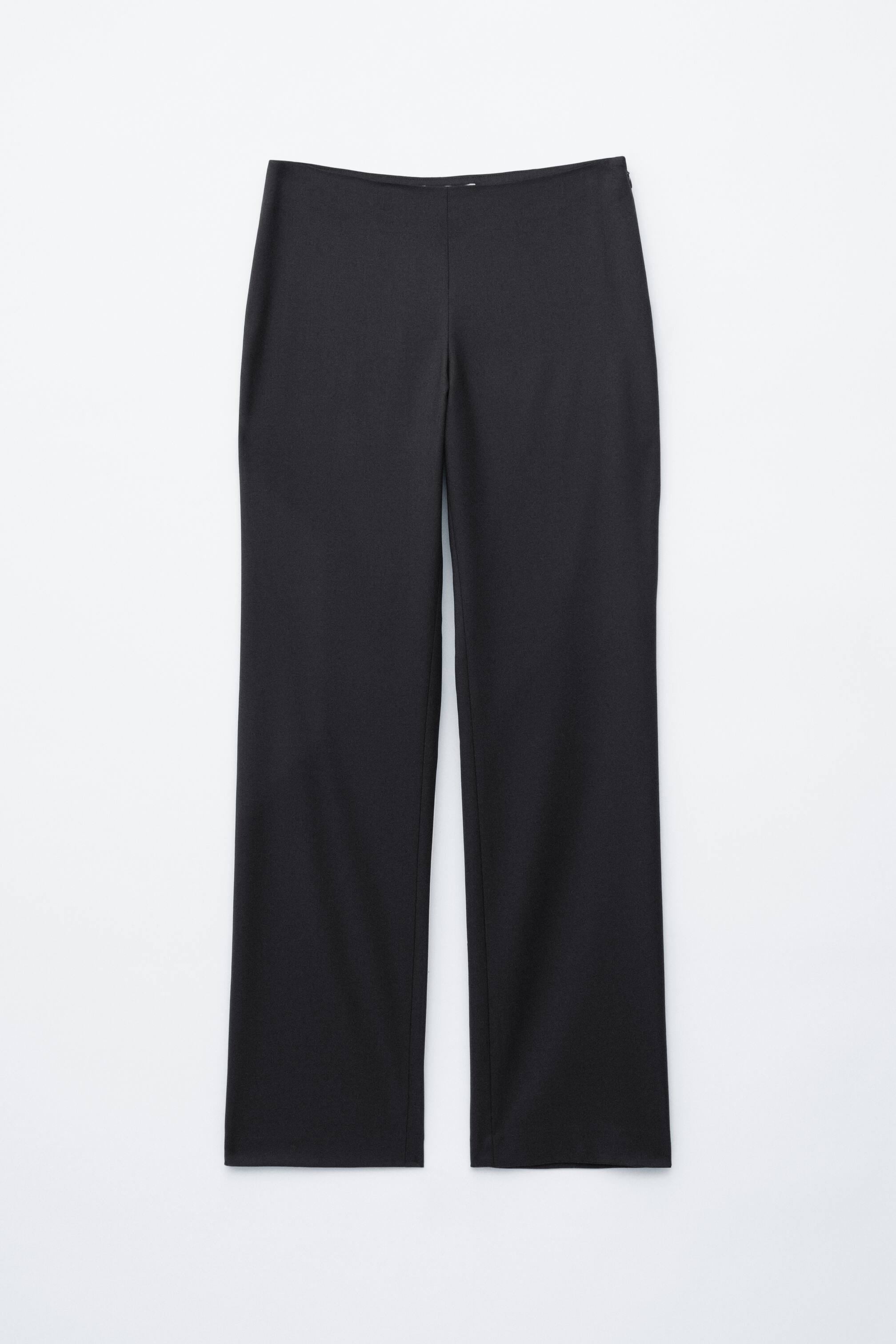 Visualizza immagine più grande: I pantaloni neri sono mostrati dal FRONTE, esibendo una silhouette pulita e minimalista con gambe a taglio dritto e una fascia in vita liscia e piatta.