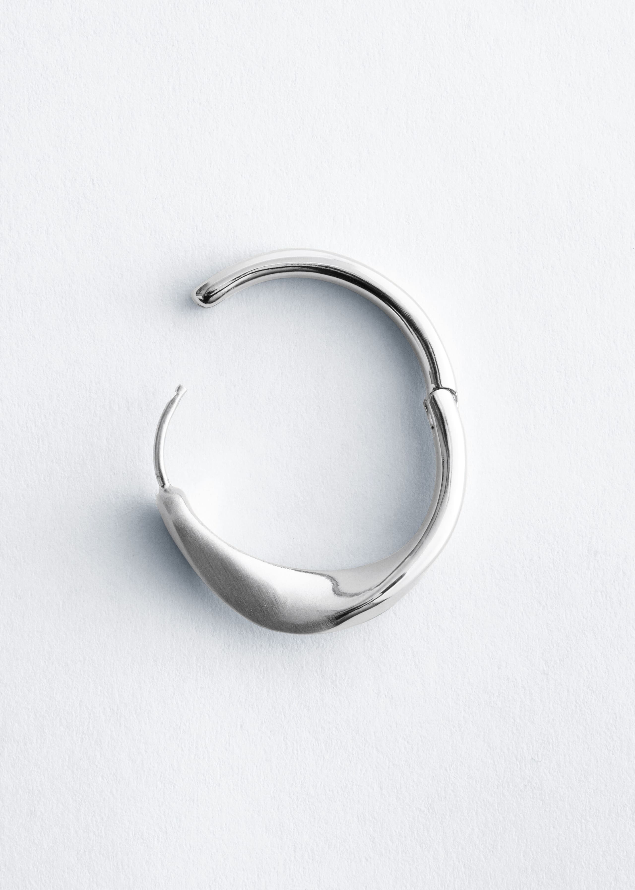 Twisted Hoop Earrings - {{variantName}} - Descriptive Detail