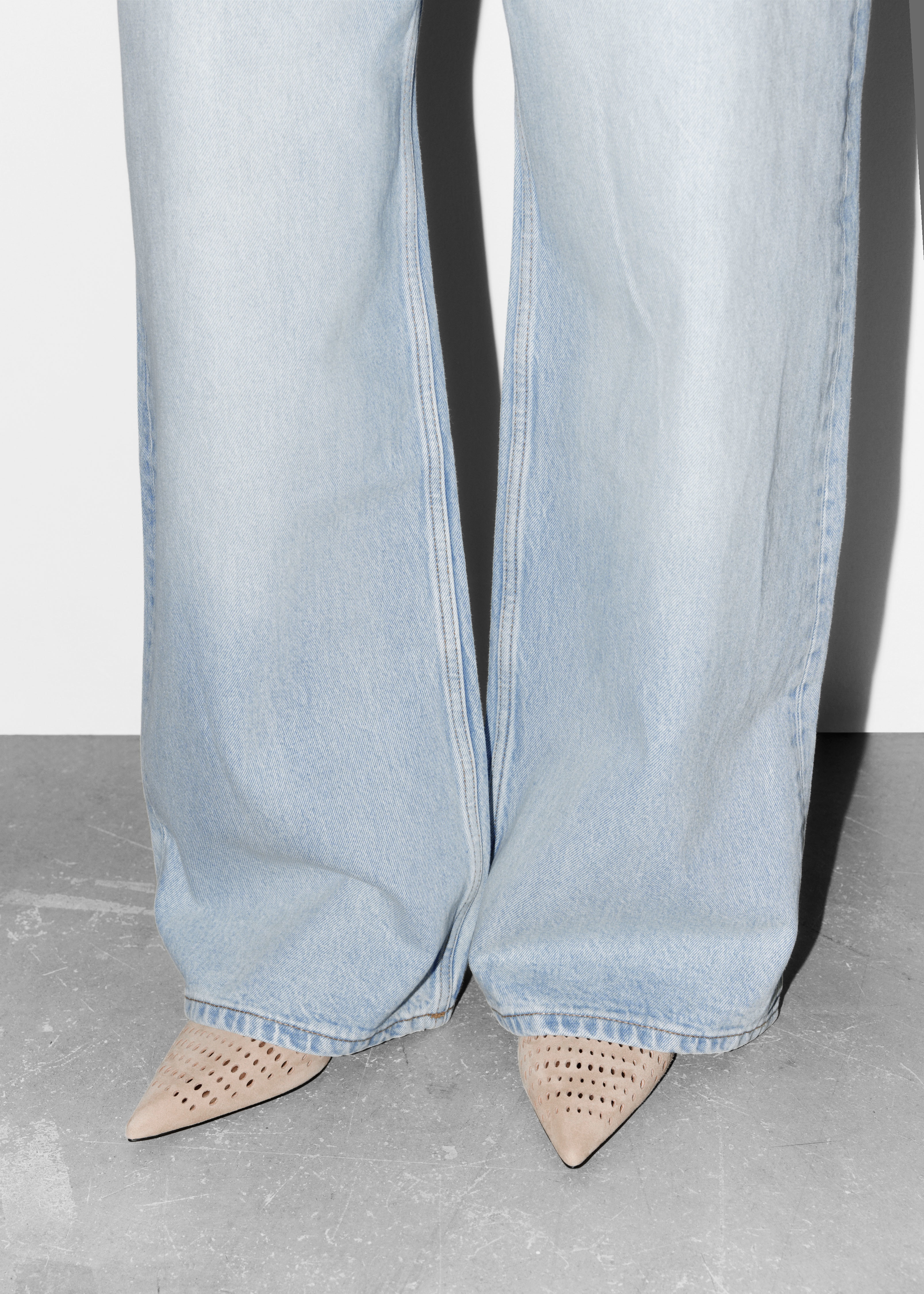 Skórzane buty z paskiem na pięcie i niskim obcasem - Beżowy zamsz/Zamsz w panterkę