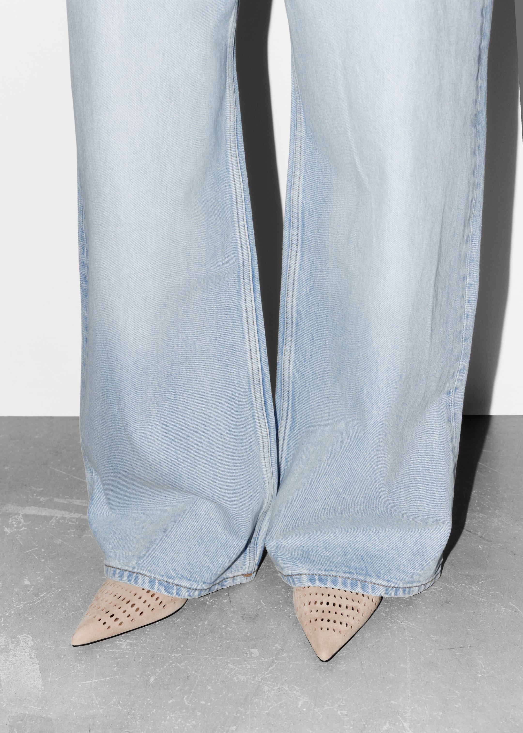 Agrandir l'image: Escarpins en cuir à petits talons et bride arrière - Daim beige - FEMME | H&M CH 1