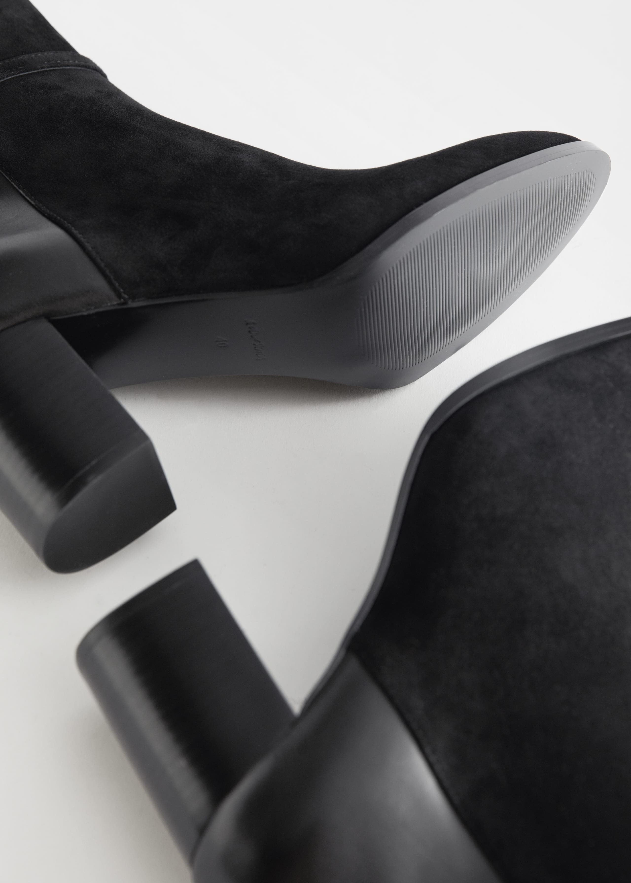 Buckled Suede Leather Heeled Boots - {{variantName}} - Descrizione dettagliata