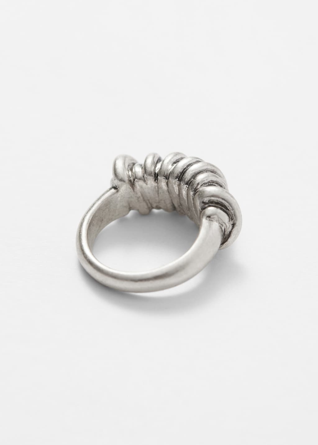 Ring med oregelbunden design – Silver – stilleben