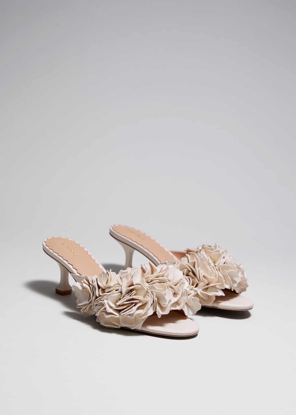 Pantoletten aus Leder mit Blumenapplikation - Creme - Stillleben