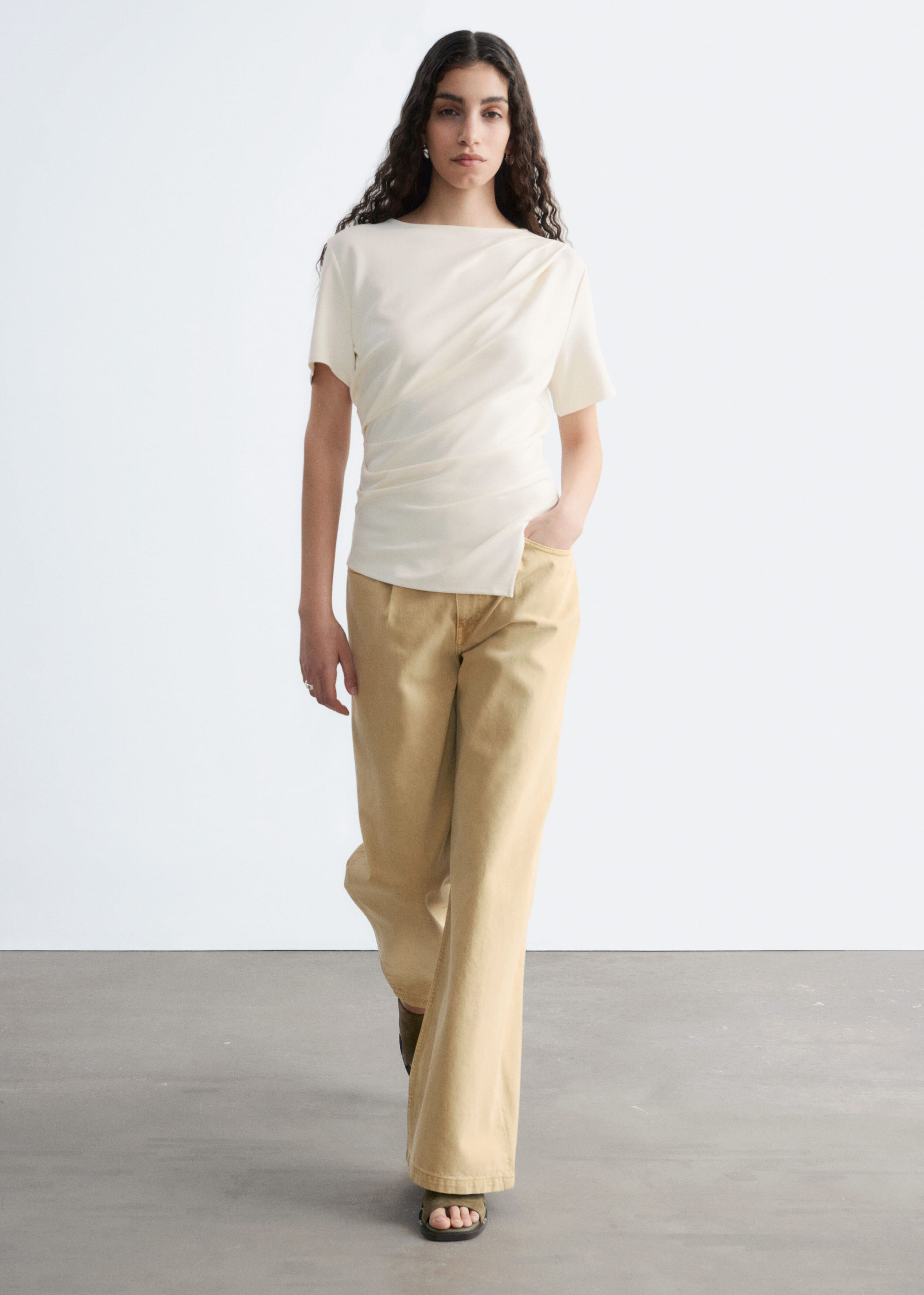 Draperad asymmetrisk t-shirt – Svart – lookbook