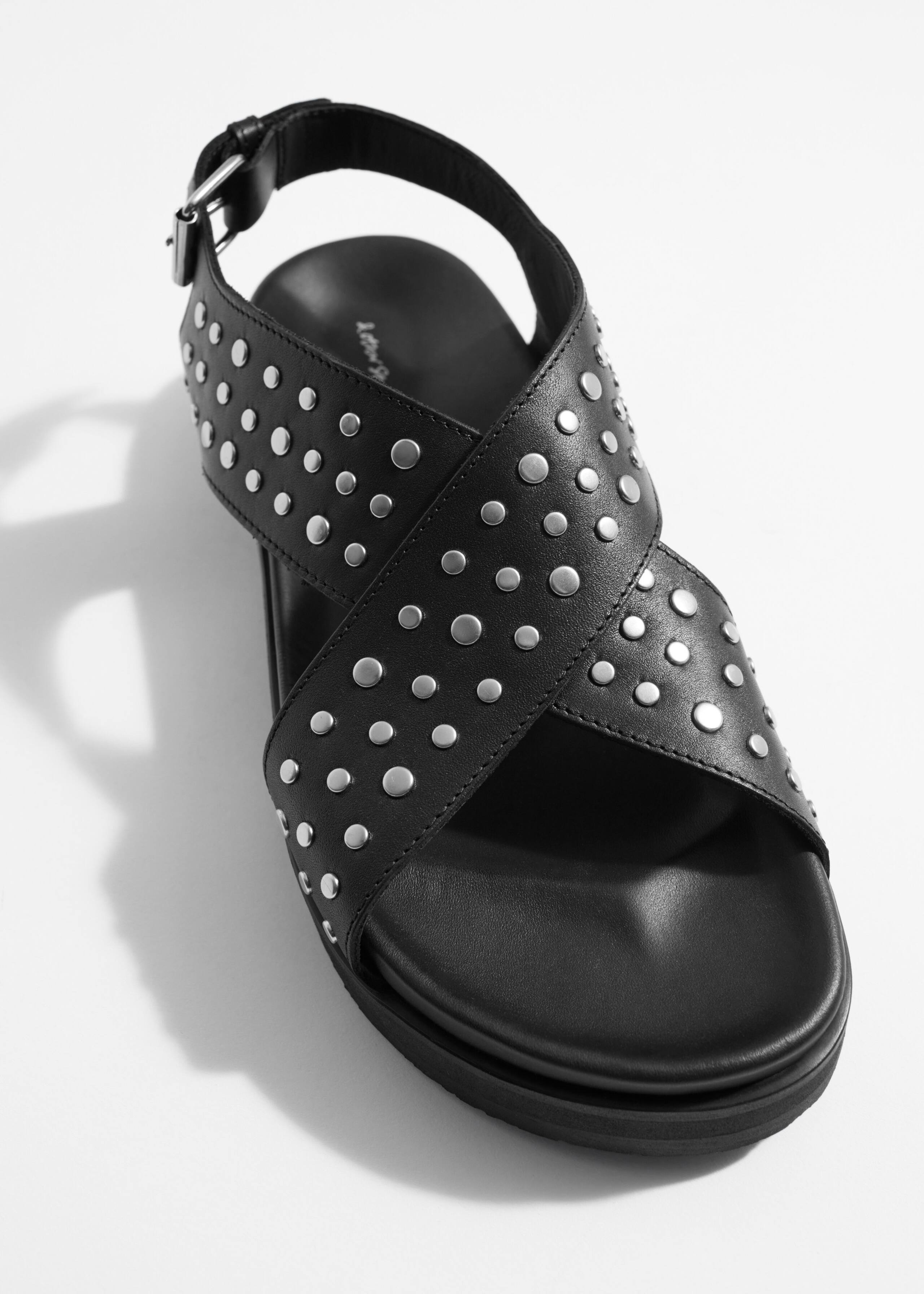 Sandalias de piel con tachuelas - {{variantName}} - Detalle descriptivo