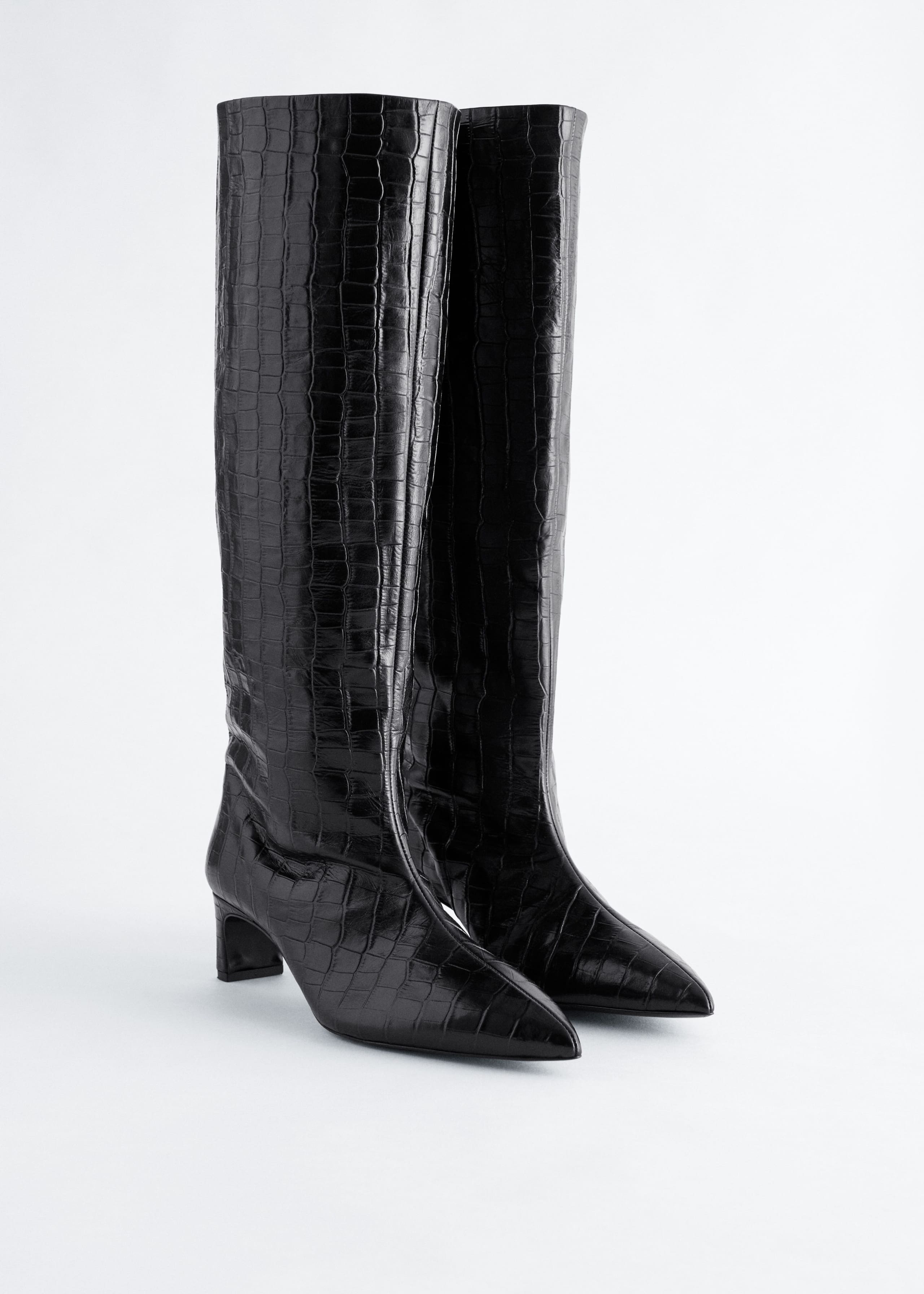 Image of Kniehohe Lederstiefel mit Kitten-Heel