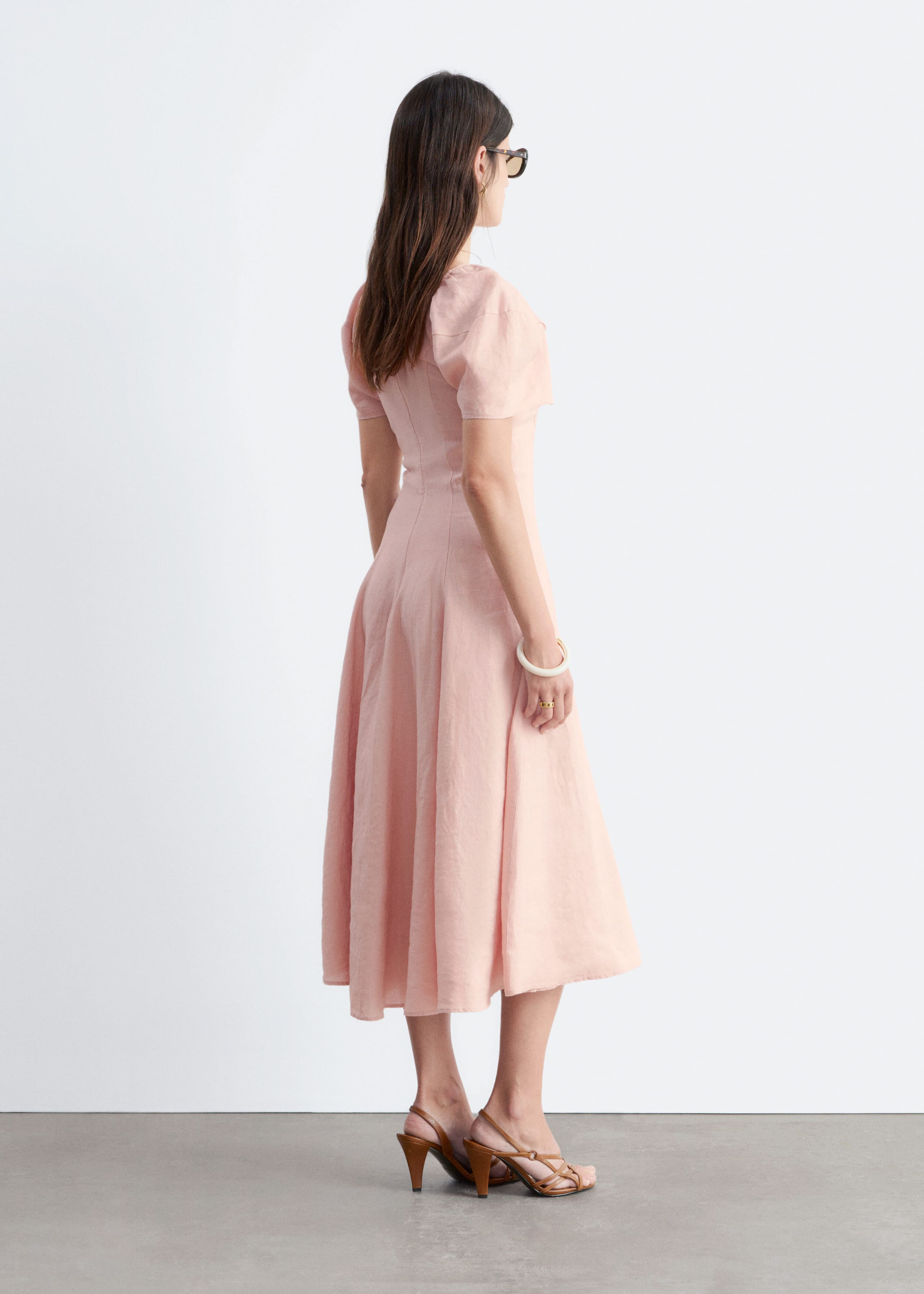 Utsvängd midiklänning i linne – Ljusrosa – lookbook