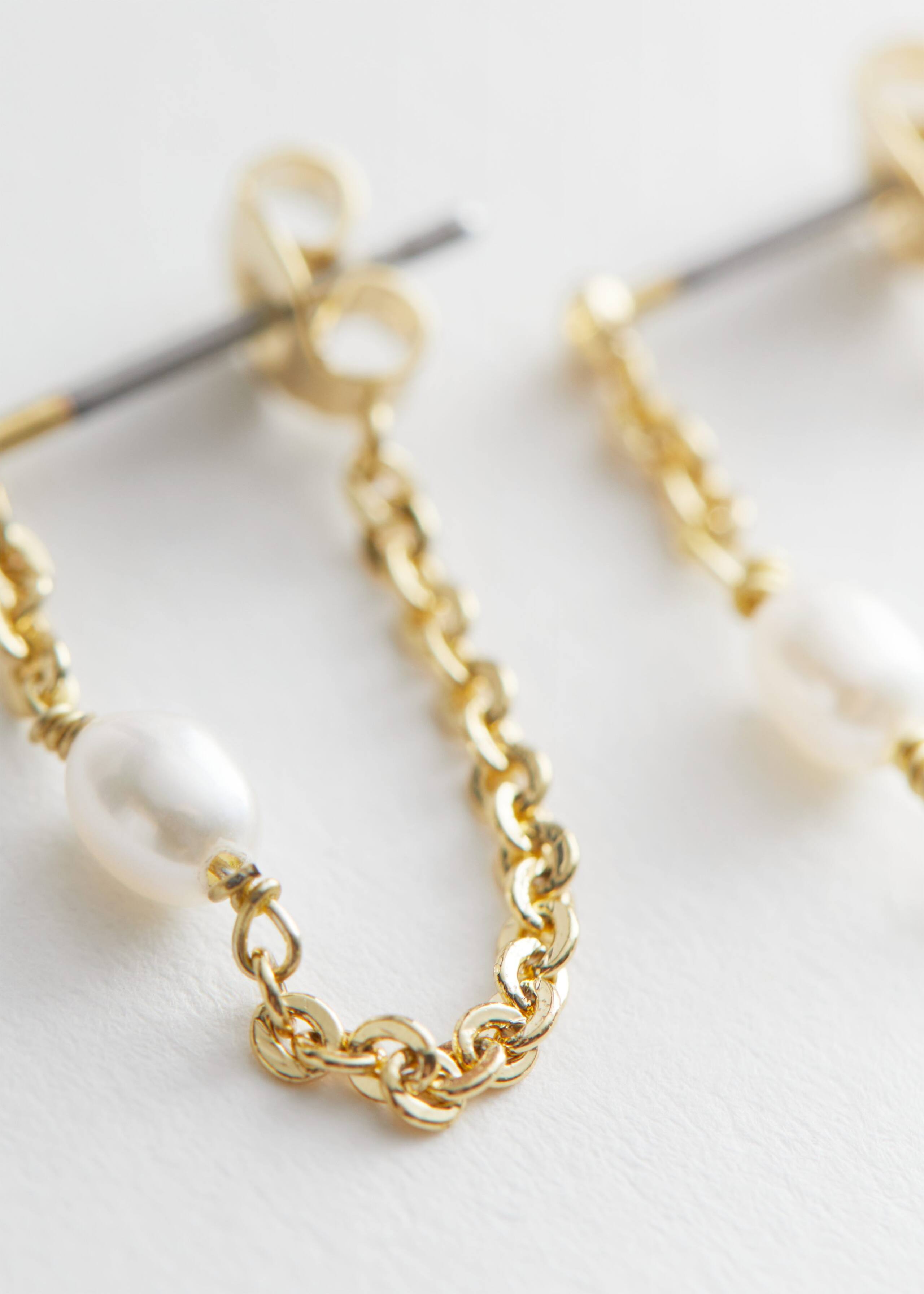 Pendientes de cadena con colgante de perlas - {{variantName}} - Detalle descriptivo