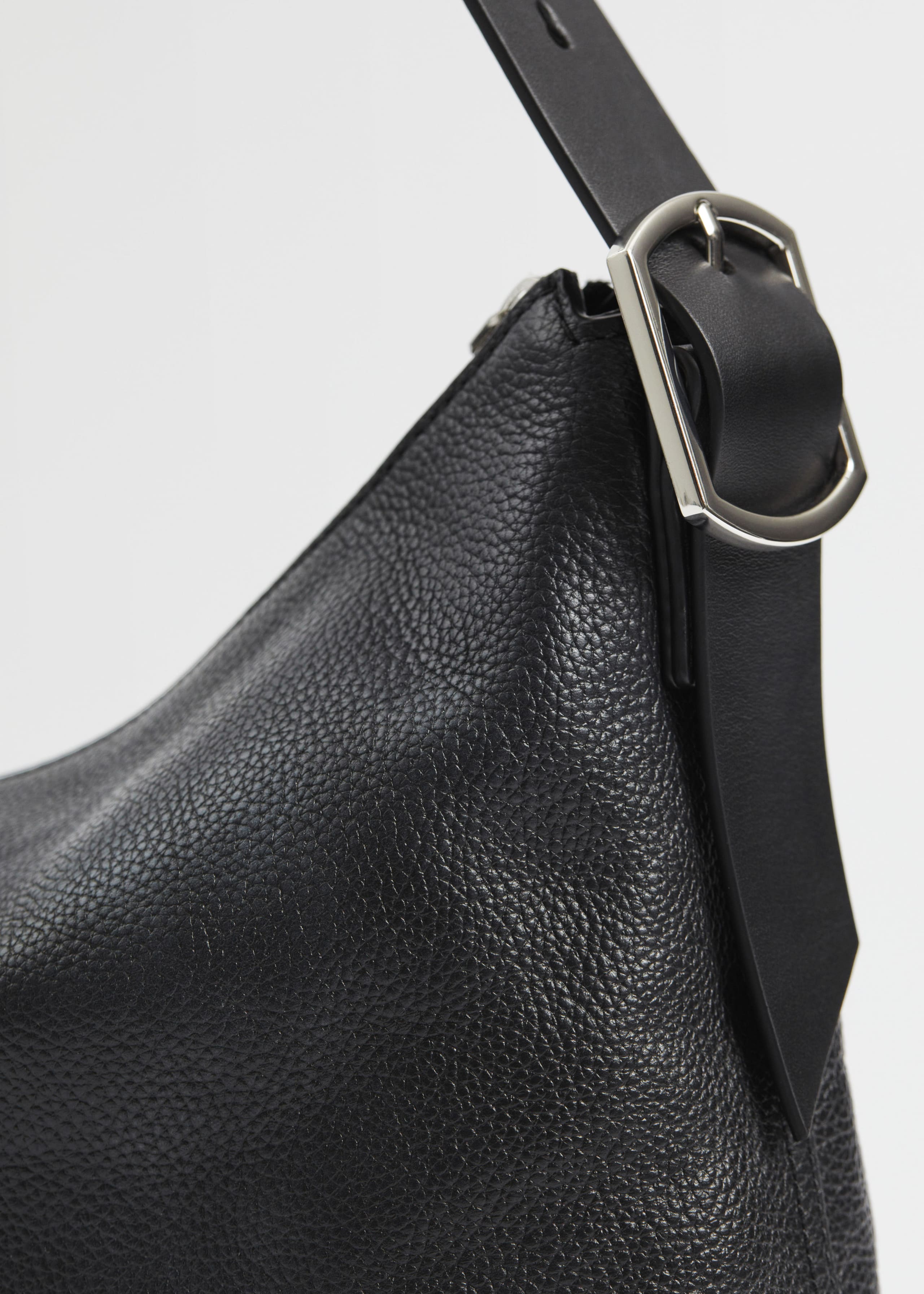 CurvedLeatherShoulderBag - {{variantName}} - Descrizione dettagliata