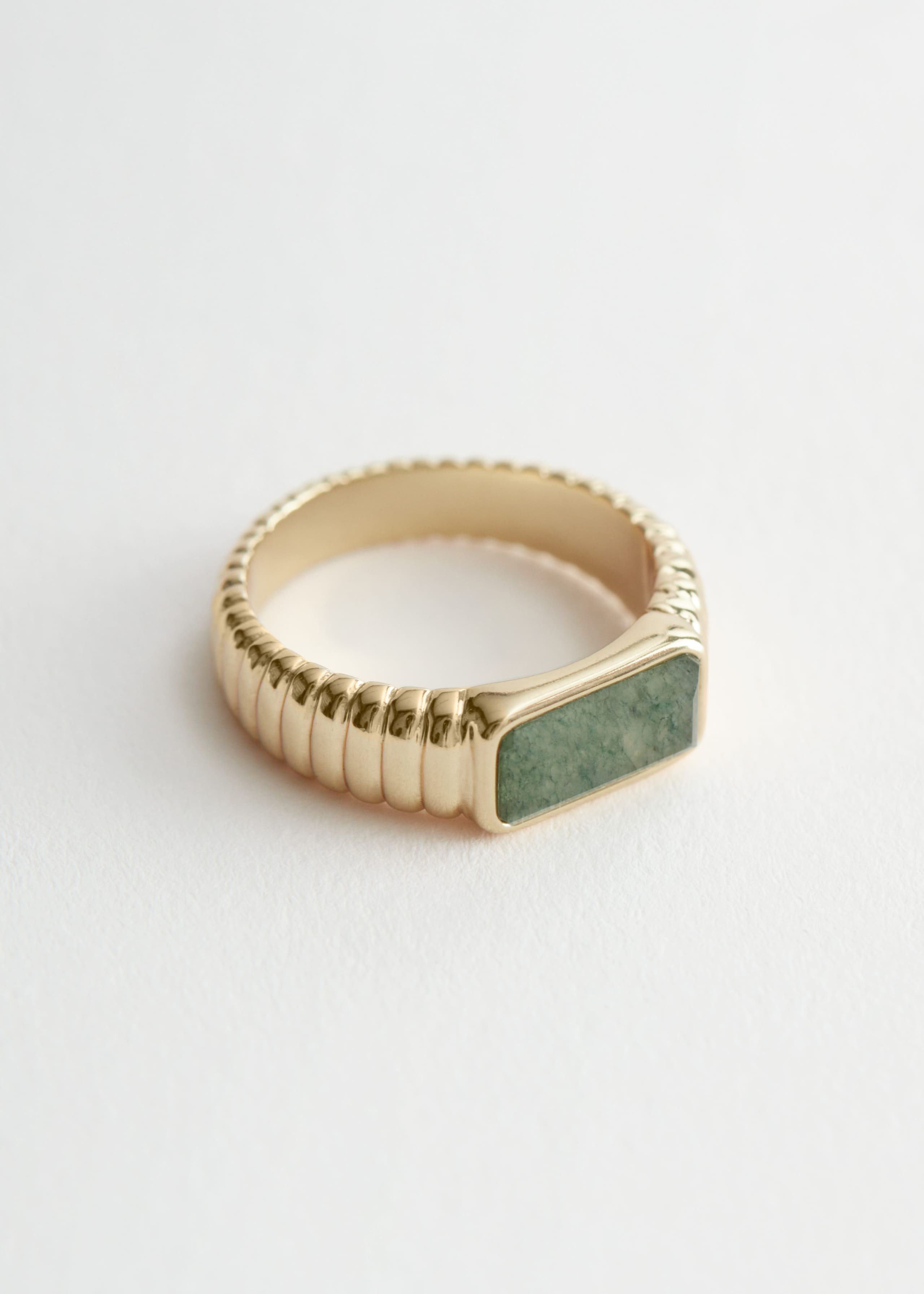 Texturerad ring med ädelsten – Guld – stilleben