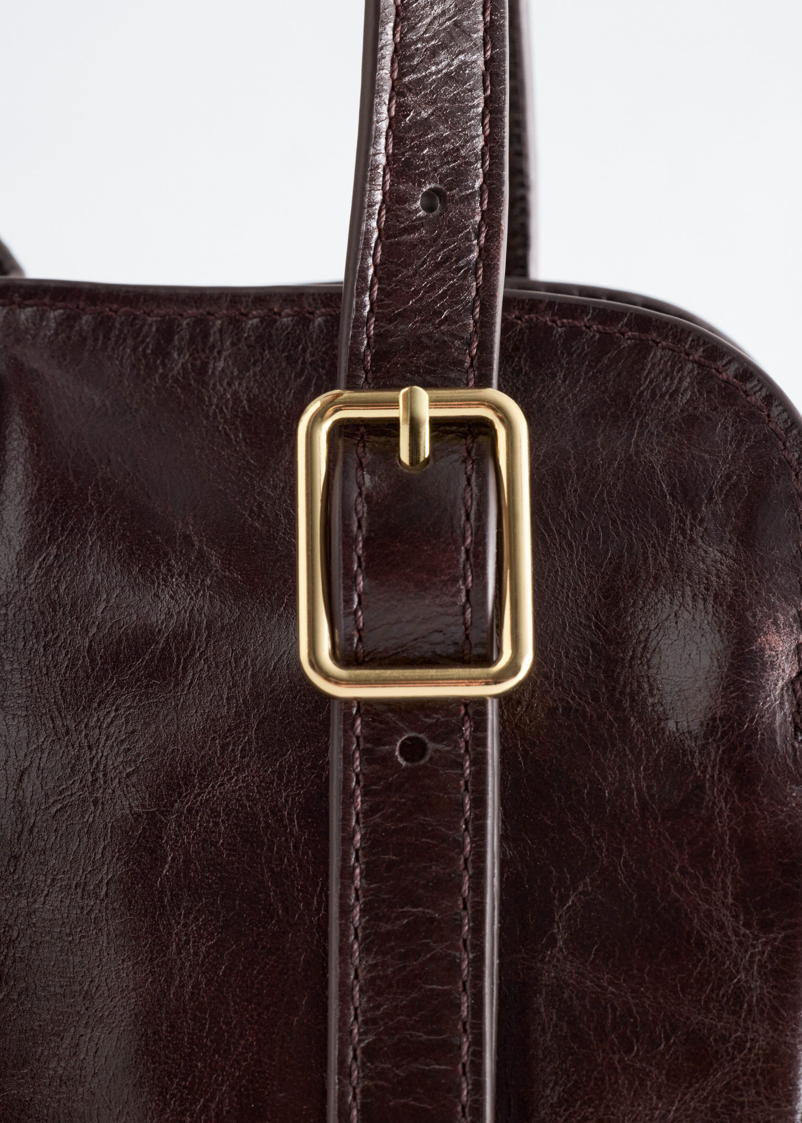 Borsa a spalla in pelle con profilo basso - {{variantName}} - Descrizione dettagliata