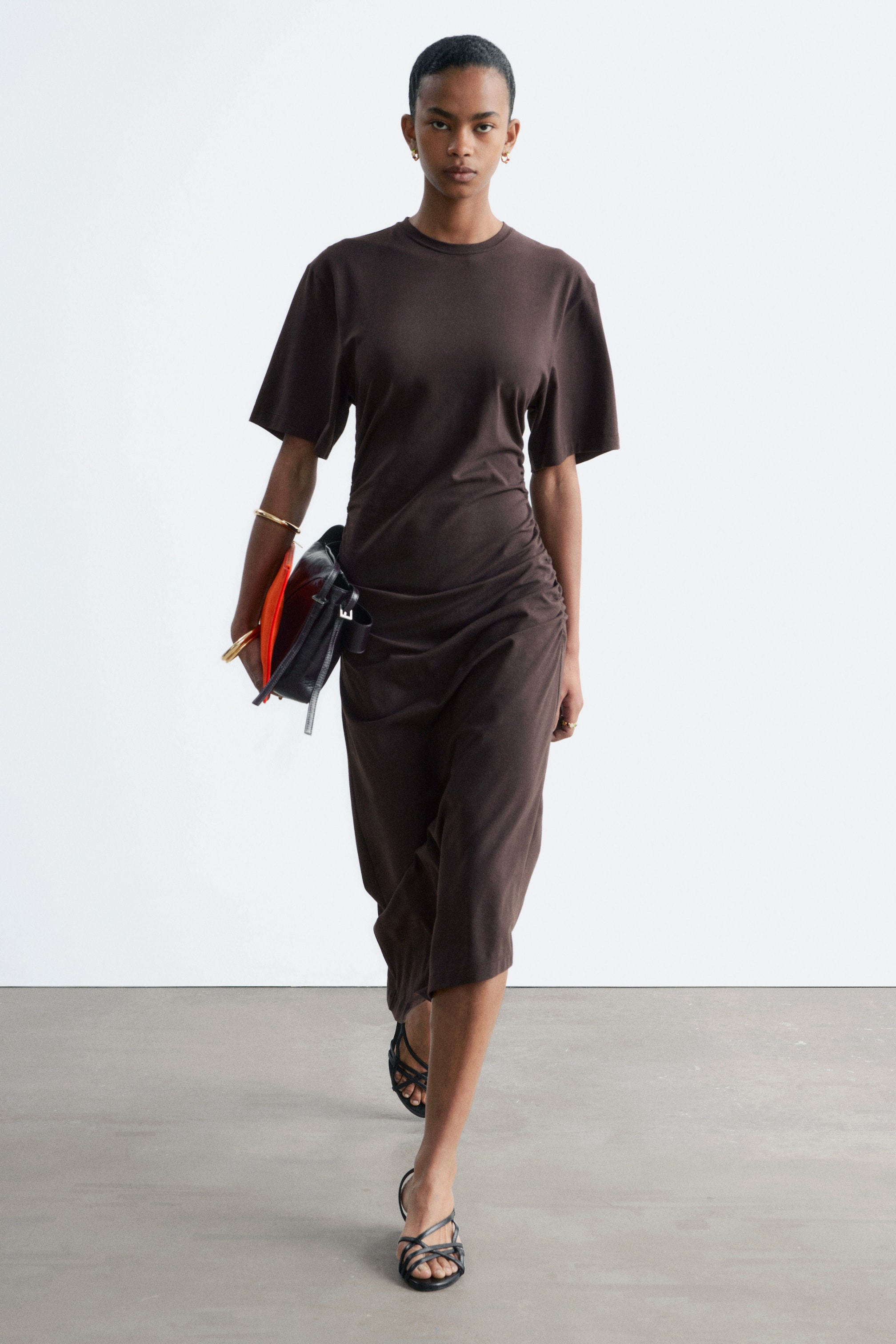 Agrandir l'image: Robe T-shirt midi asymétrique - Marron foncé - FEMME | H&M FR 1