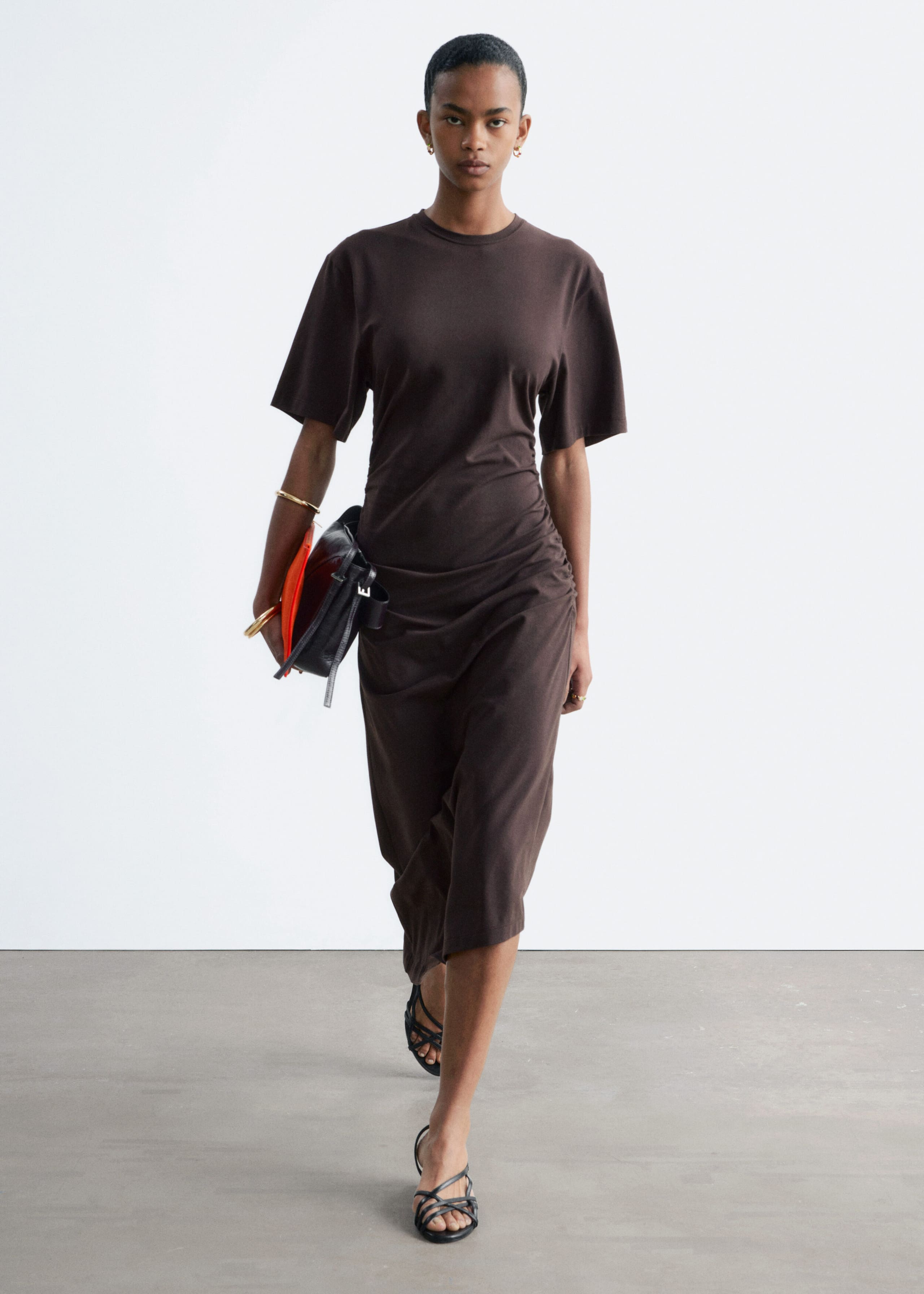 Image of Vestido midi asimétrico tipo camiseta