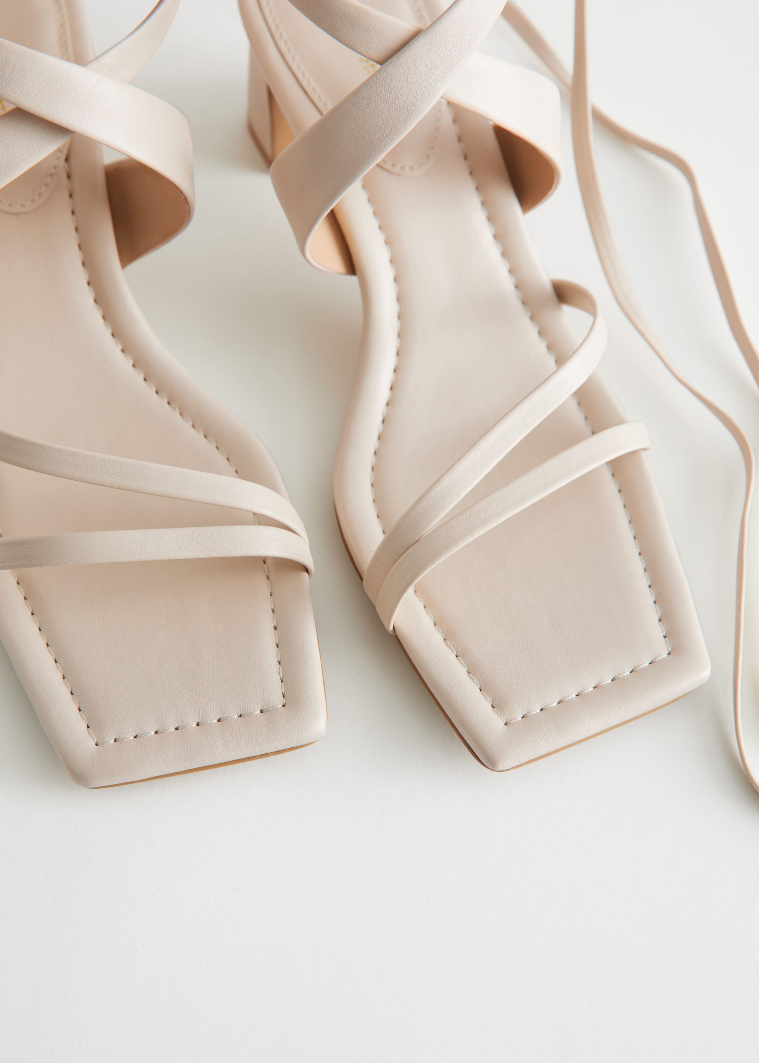 Block Heel Strappy Leather Sandals - {{variantName}} - Detalle descriptivo