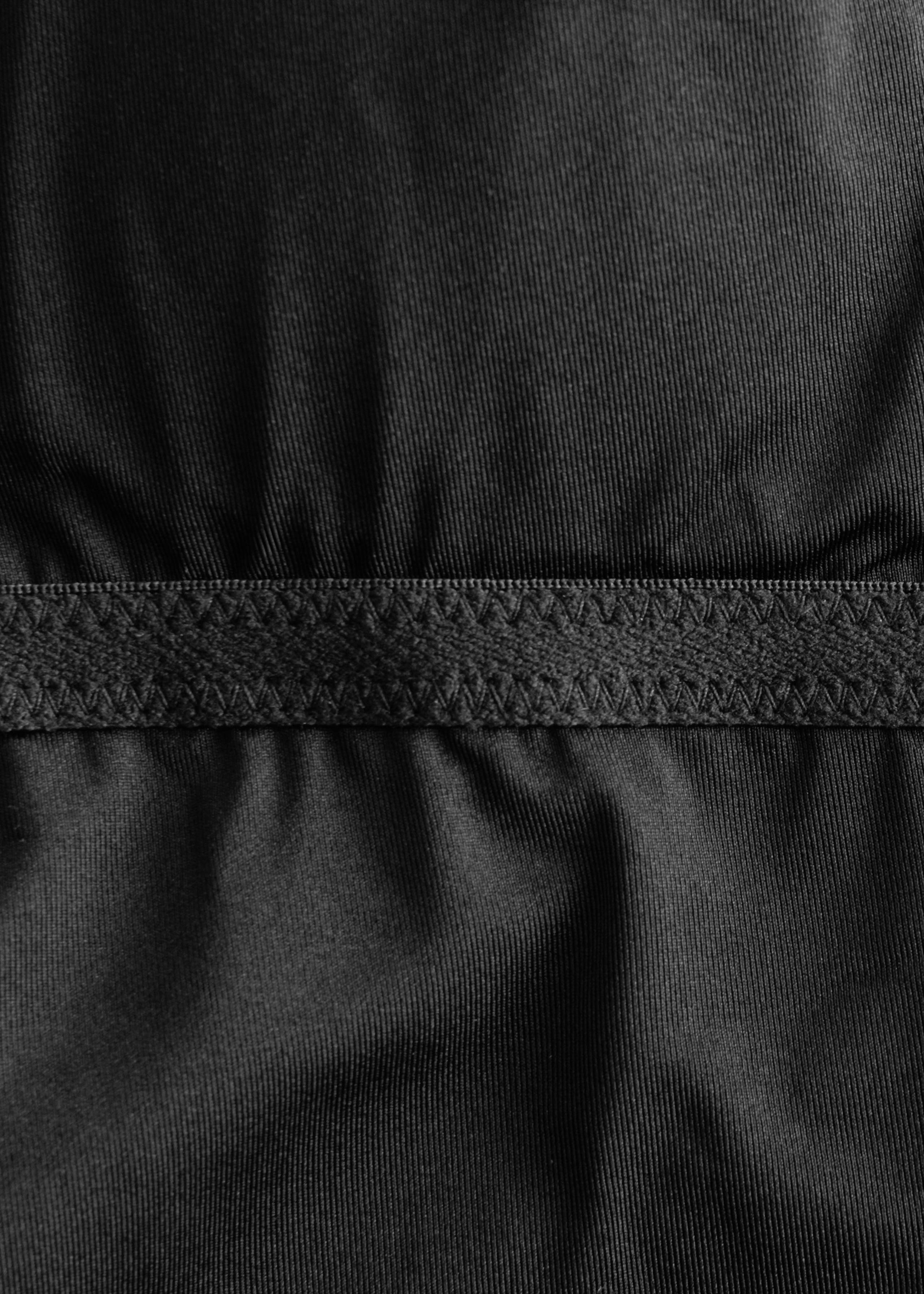 Image of Cut out-baddräkt med bar axel