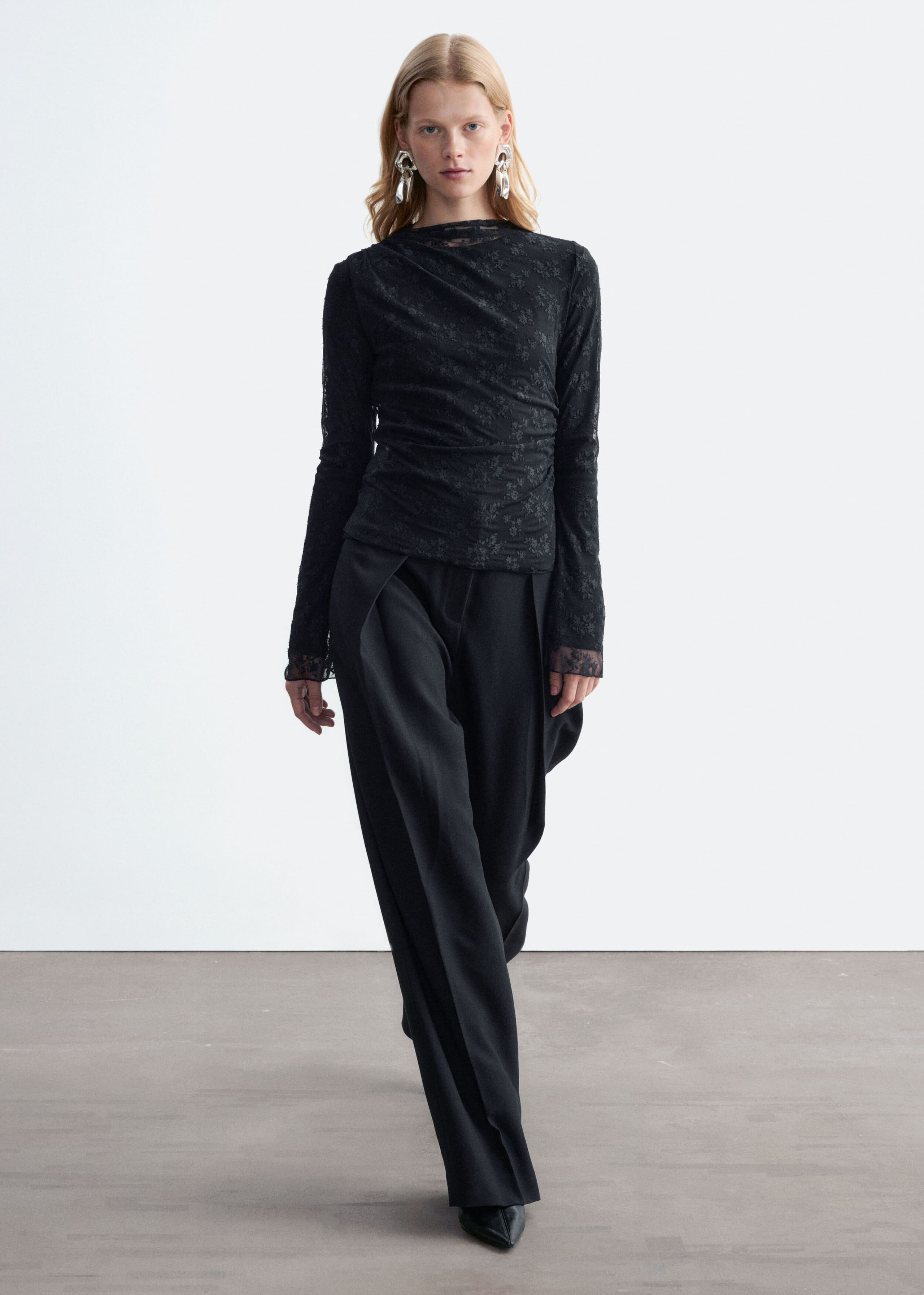 Spitzenoberteil mit Stehkragen - Schwarz - Lookbook