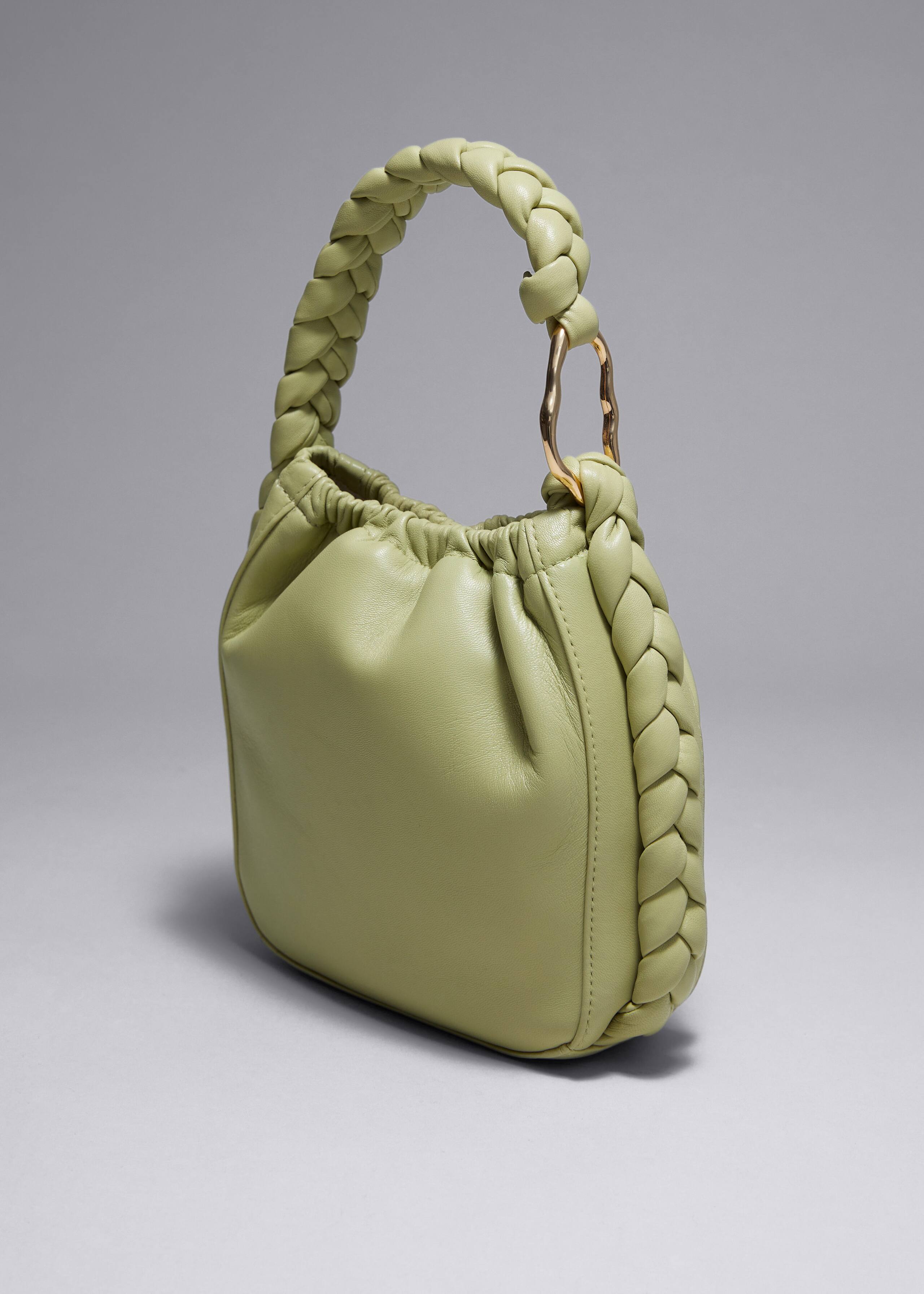 Beuteltasche aus geflochtenem Leder - Pistazie - Stillleben
