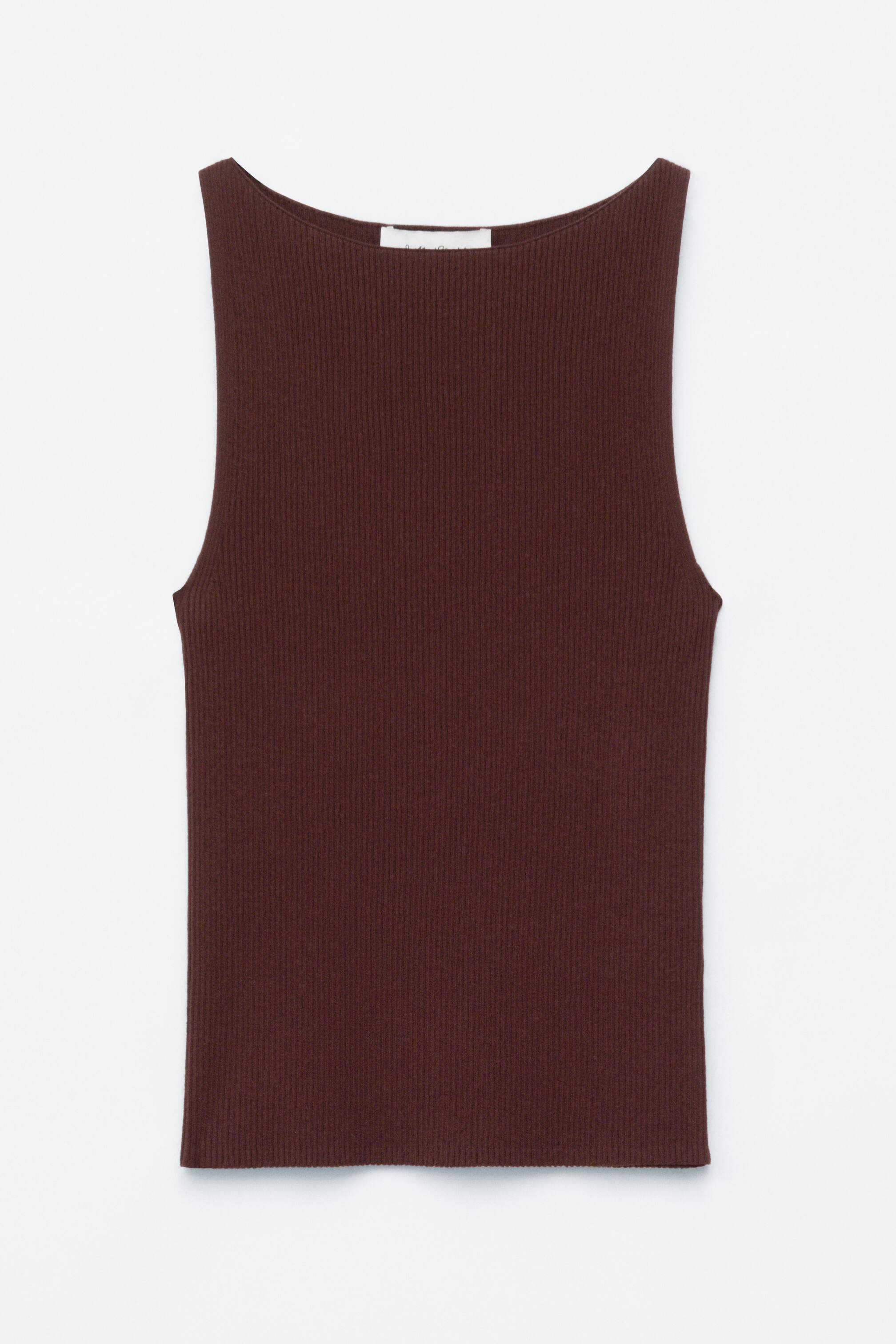 הצגת תמונה גדולה יותר: גופיית סריג בצבע חום כהה עם צלעות מוצגת מלפנים, מציגה את הצללית הצמודה שלה, את המחשוף העדין בסגנון סירה, ואת הקצוות החלקים.