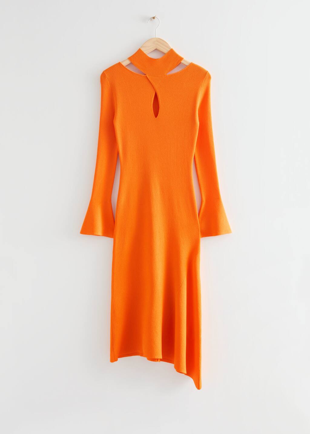 Figurnära vadlång klänning med cut-out – Stark orange – stilleben