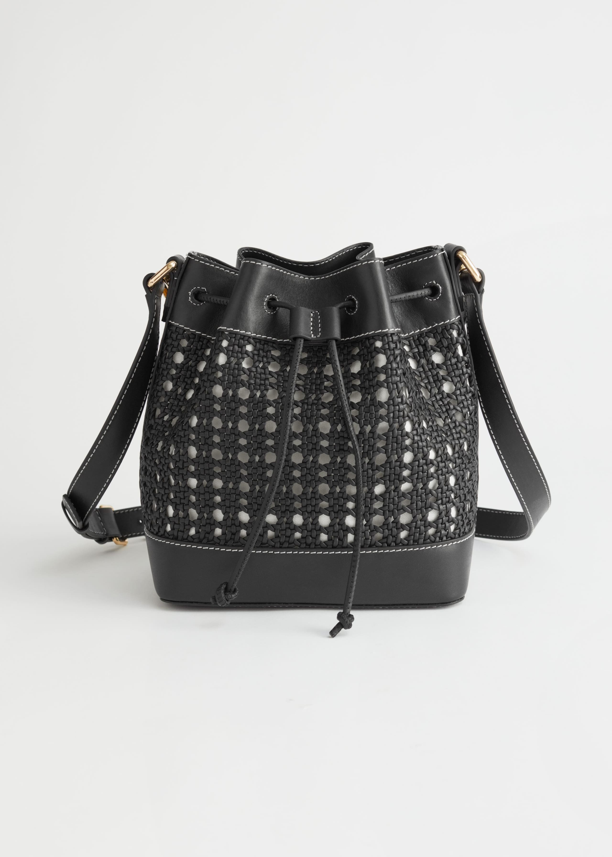 Braided Leather Bucket Bag - Black - Natura morta