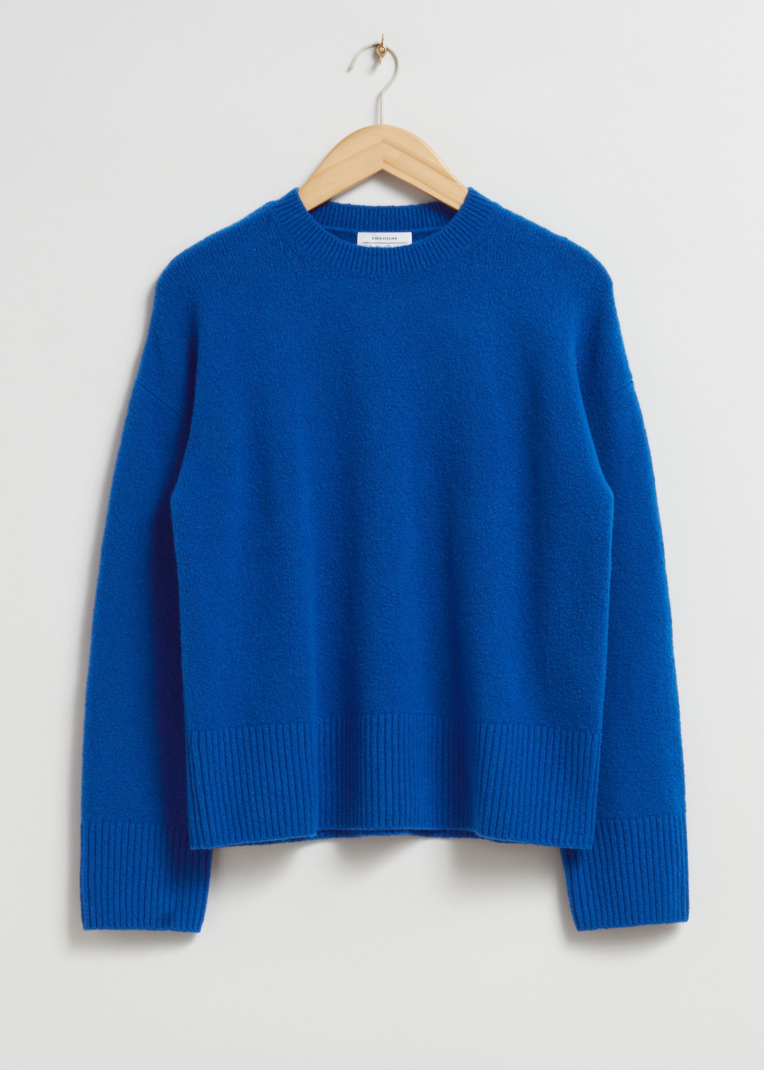 Locker geschnittener Strickpullover - Navyblau - Stillleben
