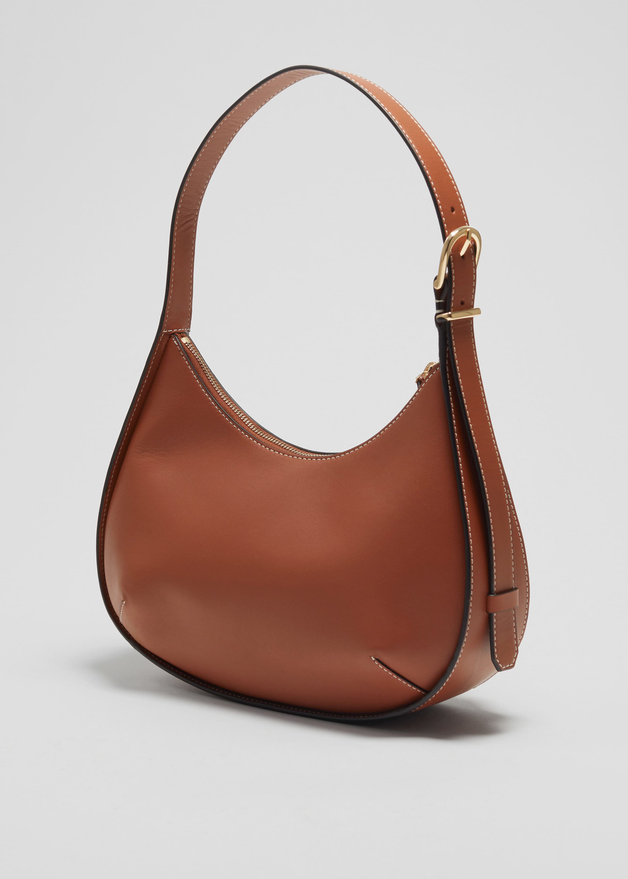Sichelförmige Ledertasche - Braun - Stillleben