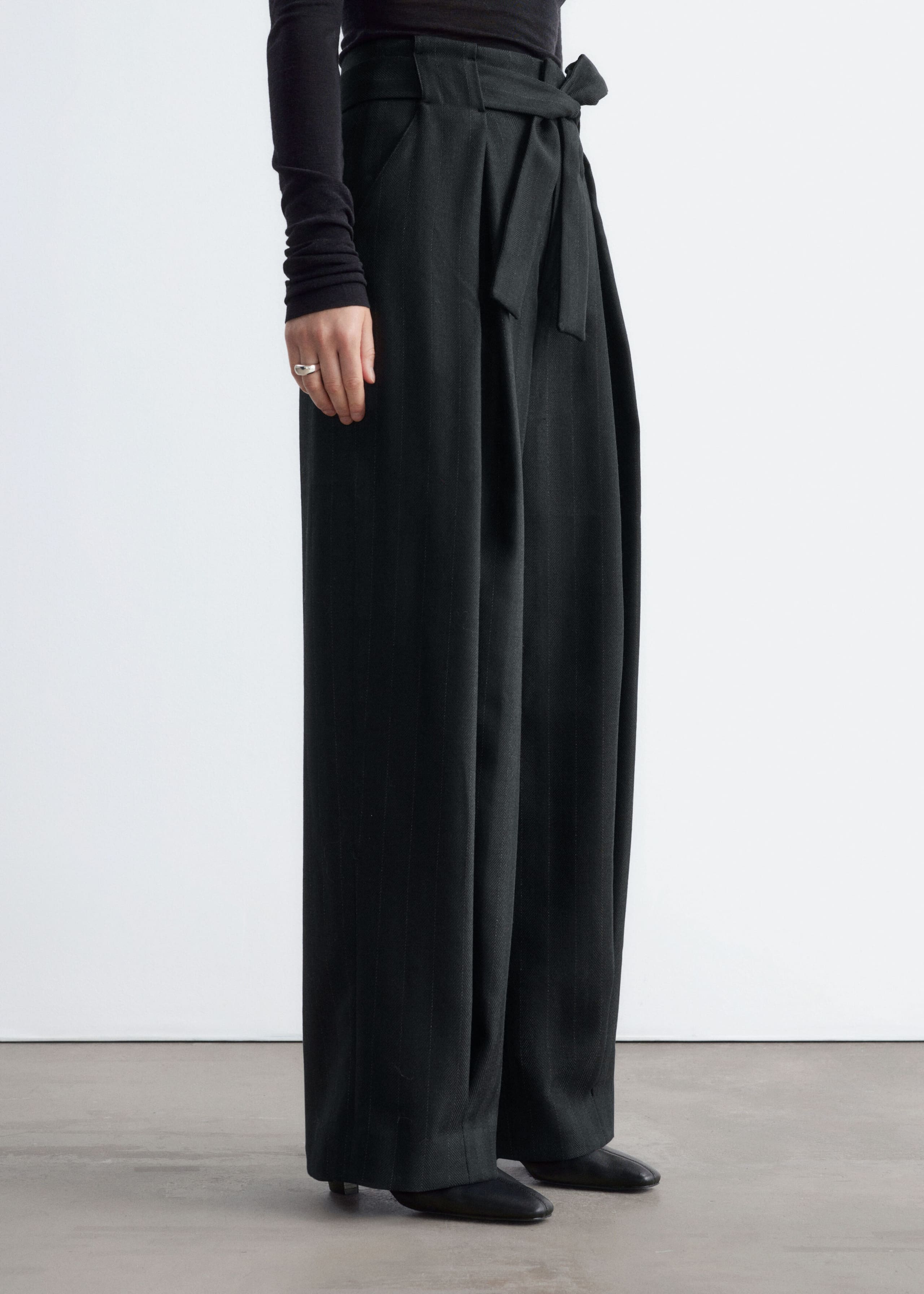 Paperbag-Hose aus Wolle - Schwarz - Lookbook