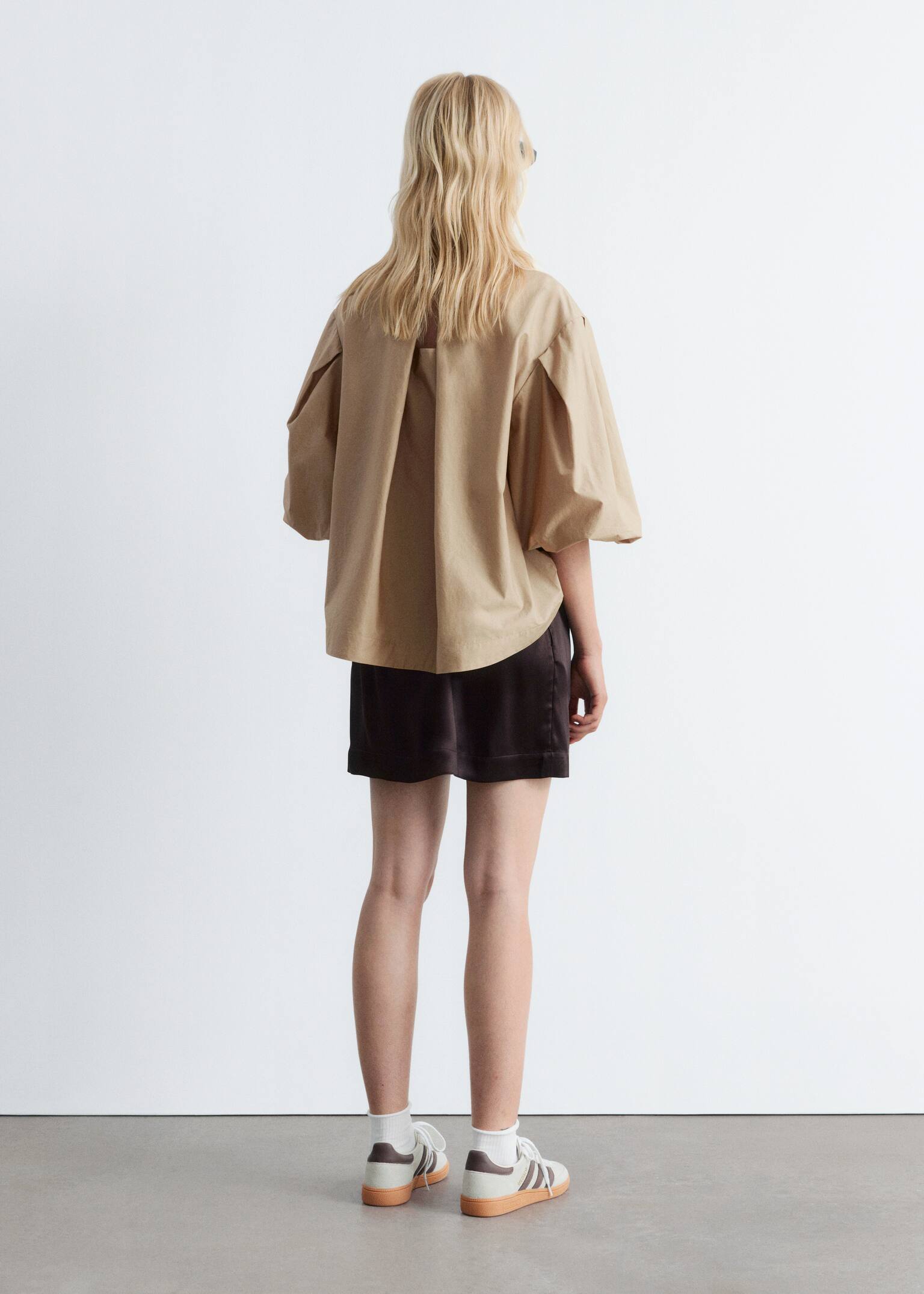 Bluse mit voluminösen Puffärmeln - Beige - 5